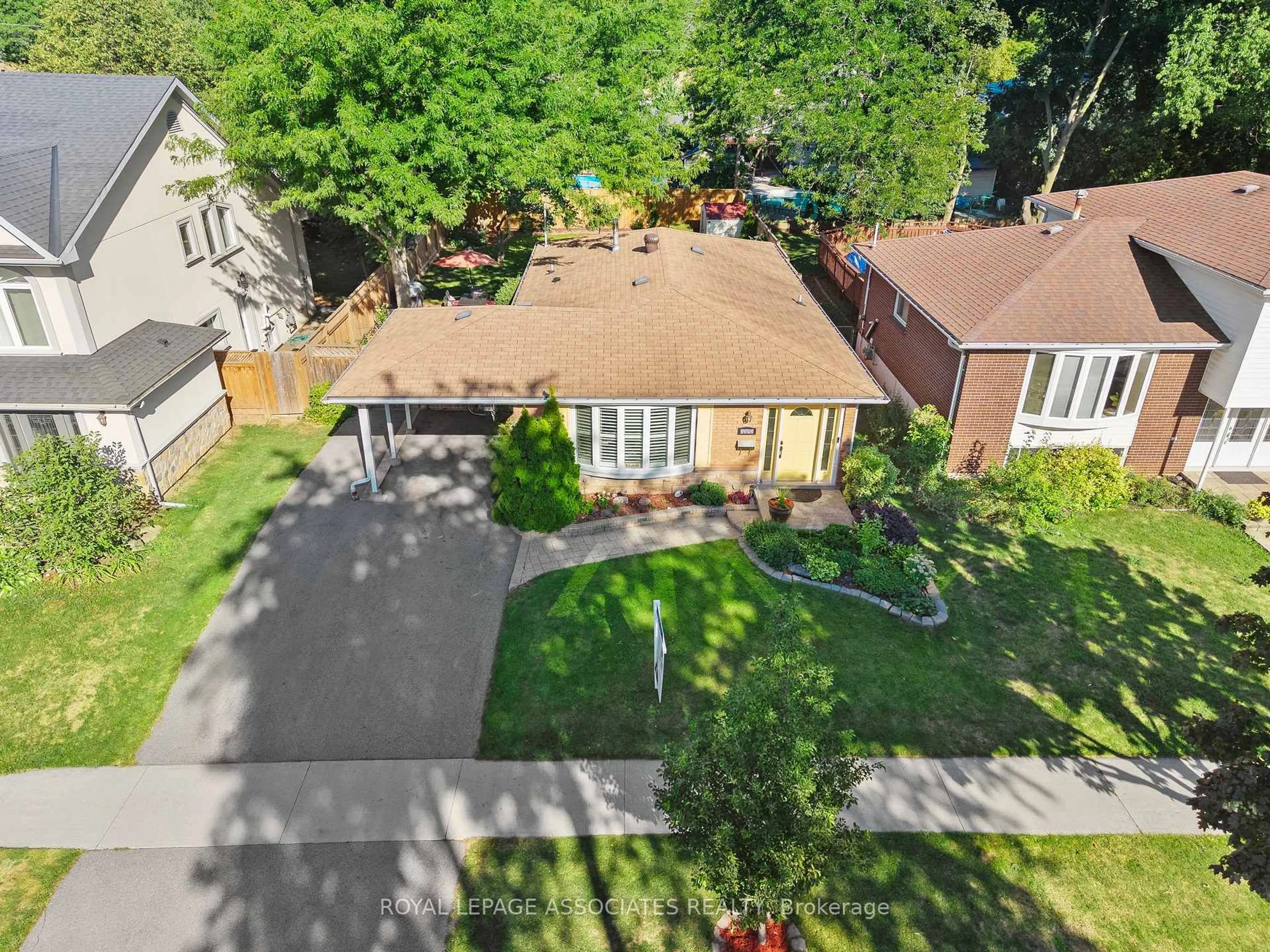 A pic from outside/outdoor area/front of a property/back of a property/a pic from drone, street for 5285 Cindy Lane, Burlington Ontario L7L 3Y4