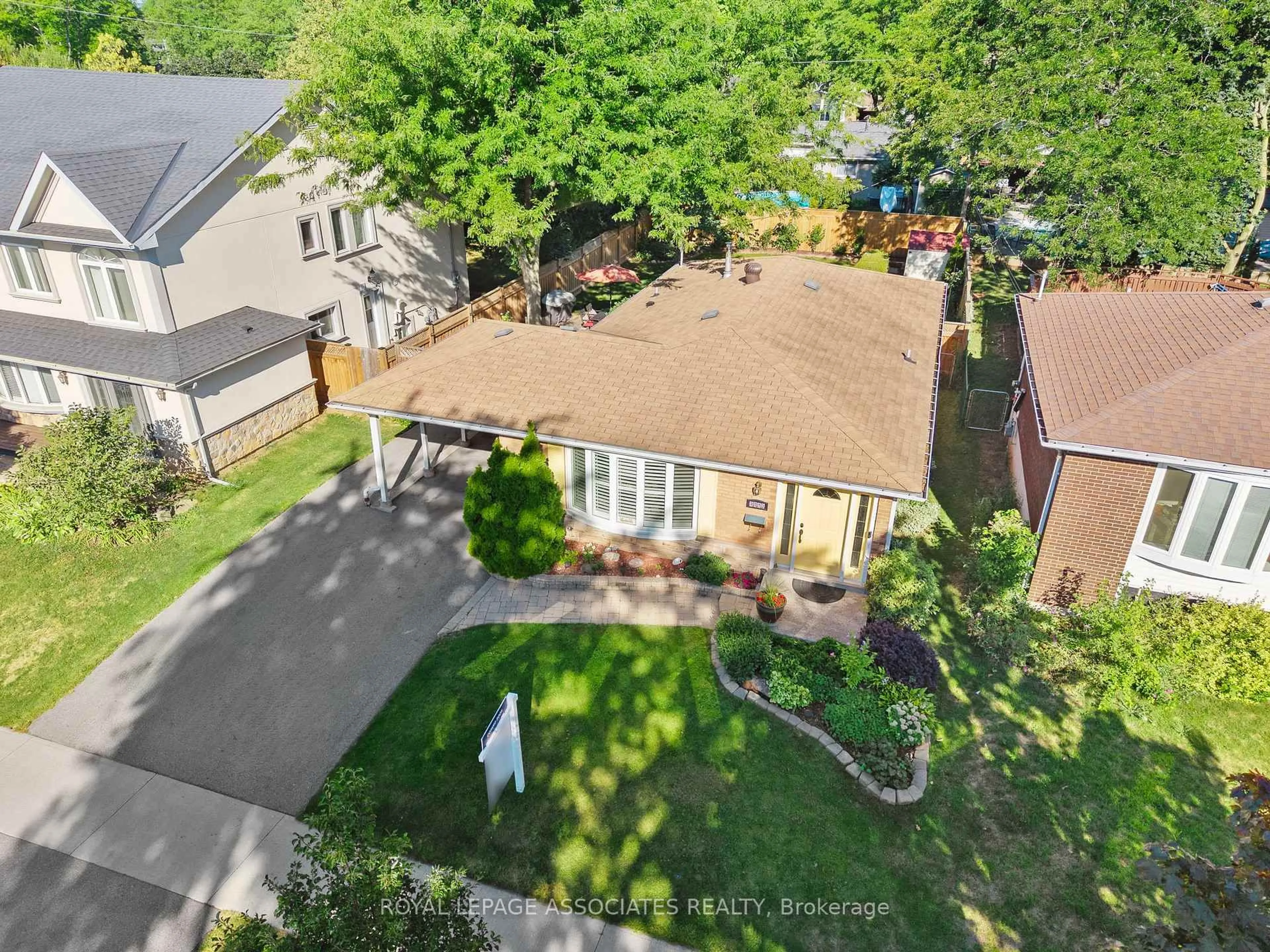 A pic from outside/outdoor area/front of a property/back of a property/a pic from drone, street for 5285 Cindy Lane, Burlington Ontario L7L 3Y4