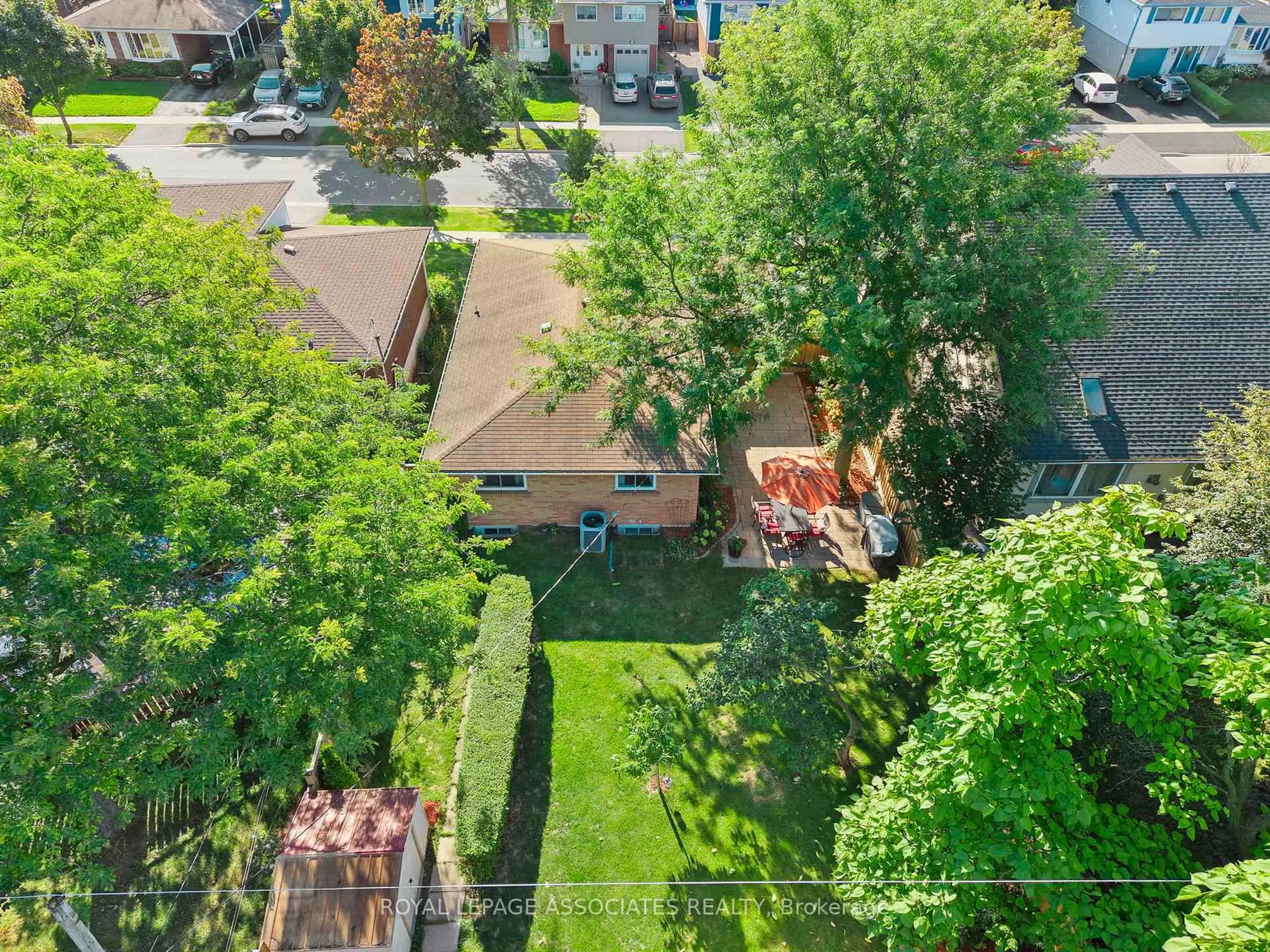 A pic from outside/outdoor area/front of a property/back of a property/a pic from drone, street for 5285 Cindy Lane, Burlington Ontario L7L 3Y4