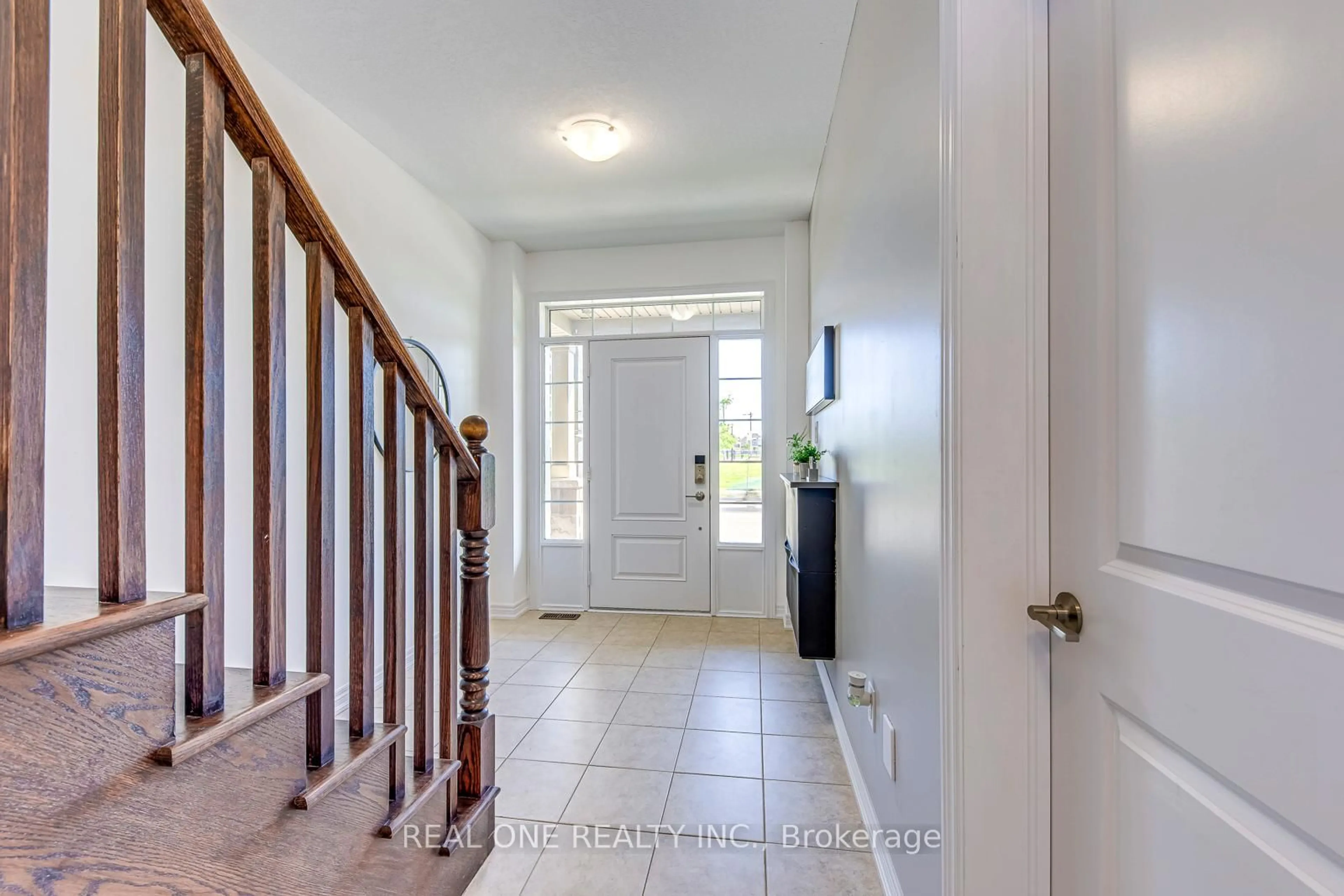 Indoor entryway for 3116 Postridge Dr, Oakville Ontario L6H 0P9