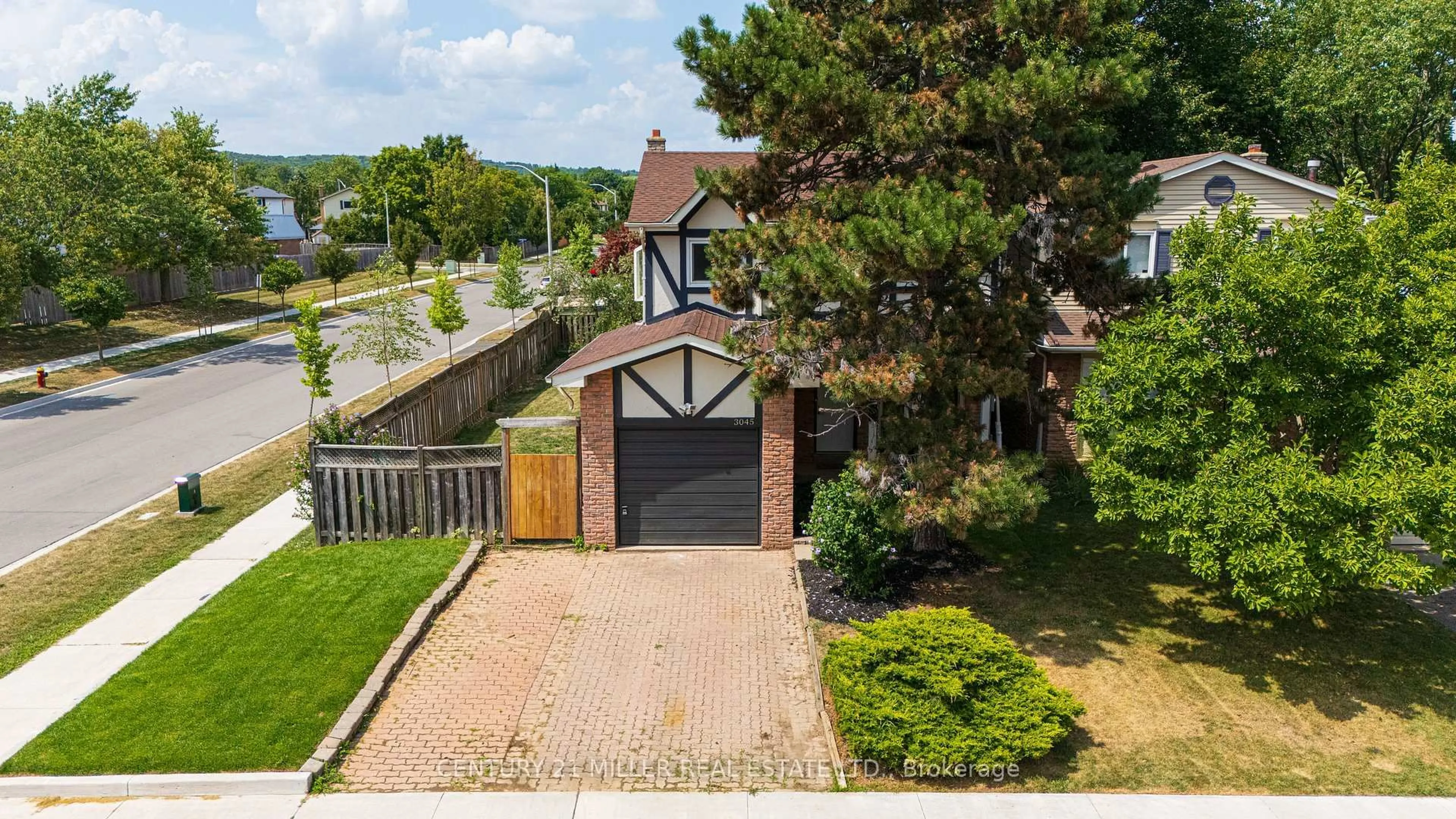 A pic from outside/outdoor area/front of a property/back of a property/a pic from drone, street for 3045 Driftwood Dr, Burlington Ontario L7M 1X8