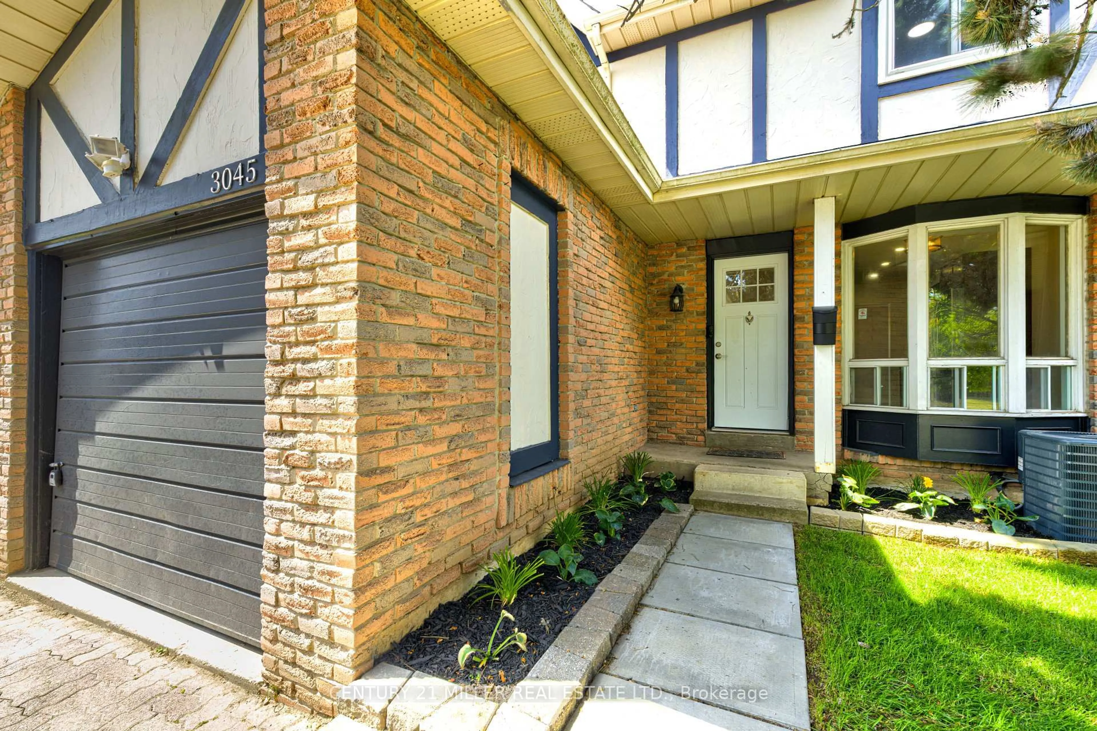 Home with brick exterior material, street for 3045 Driftwood Dr, Burlington Ontario L7M 1X8