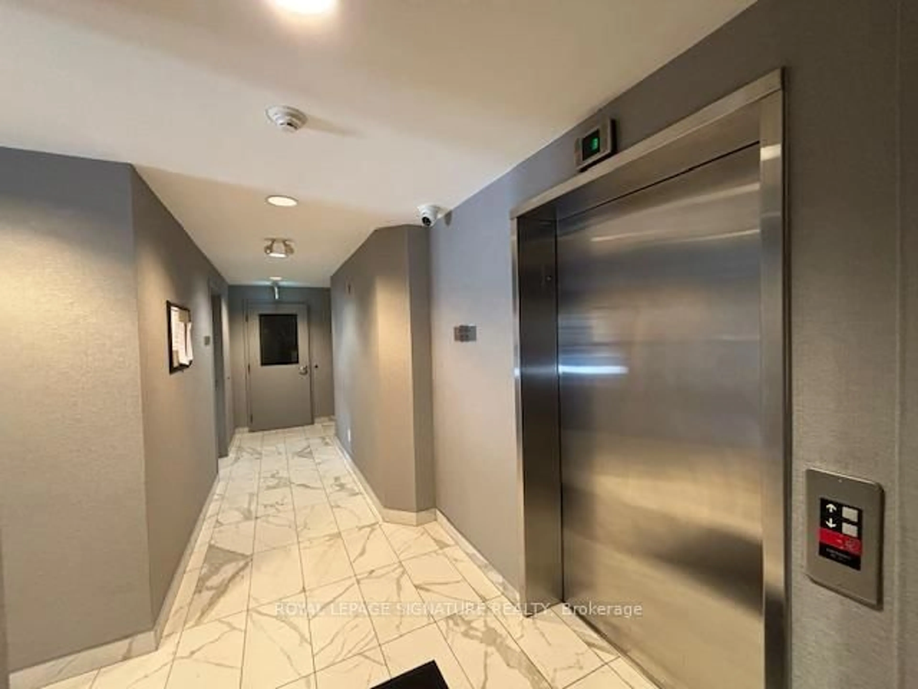 Indoor foyer for 32 Tannery St #407, Mississauga Ontario L5M 6T6