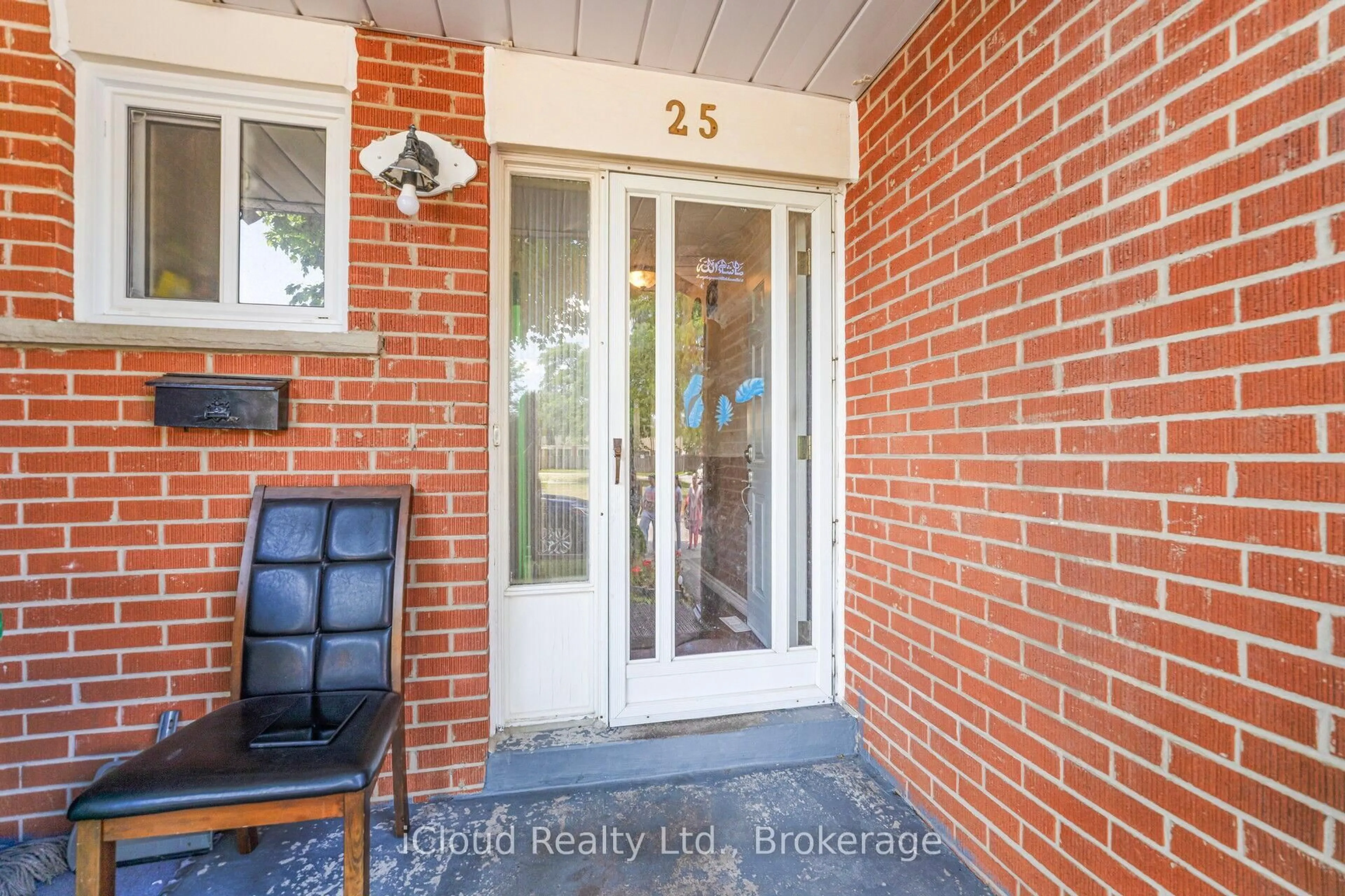 Indoor entryway for 25 Vodden Crt #25, Brampton Ontario L6V 2V7