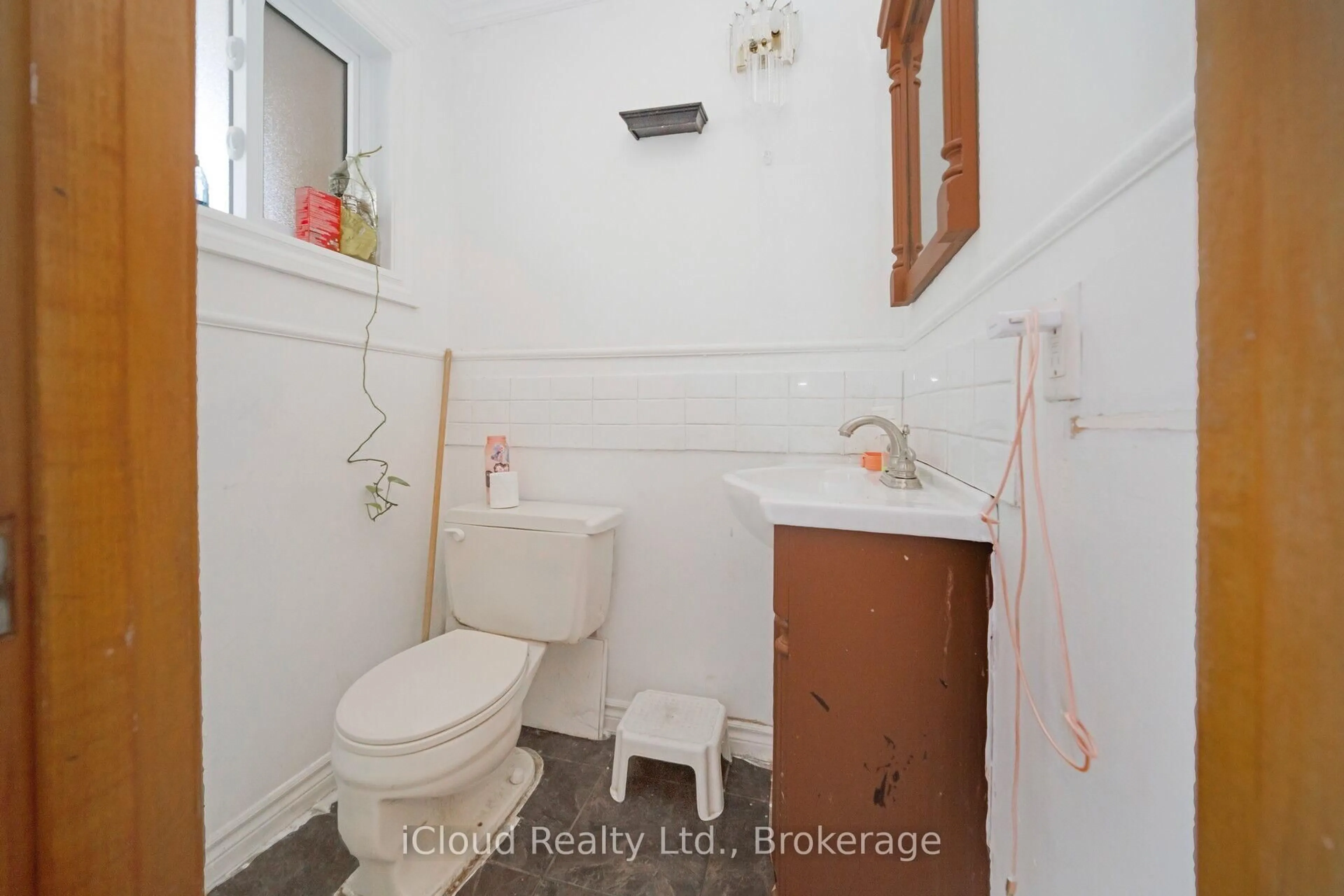 Standard bathroom, unknown for 25 Vodden Crt #25, Brampton Ontario L6V 2V7