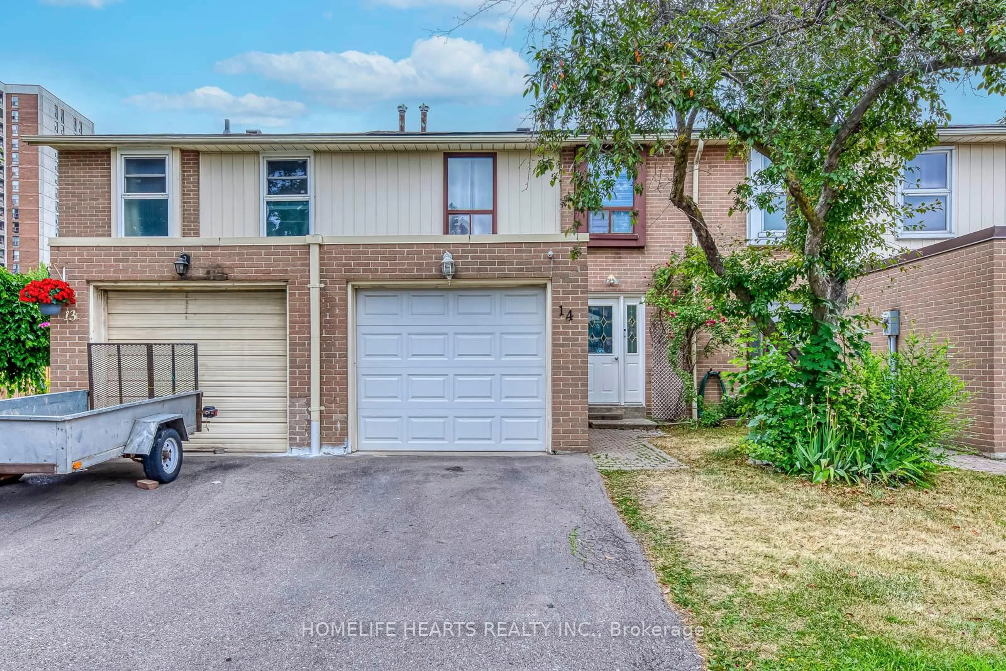 A pic from outside/outdoor area/front of a property/back of a property/a pic from drone, street for 14 Craigleigh Cres #14, Brampton Ontario L6T 2E3