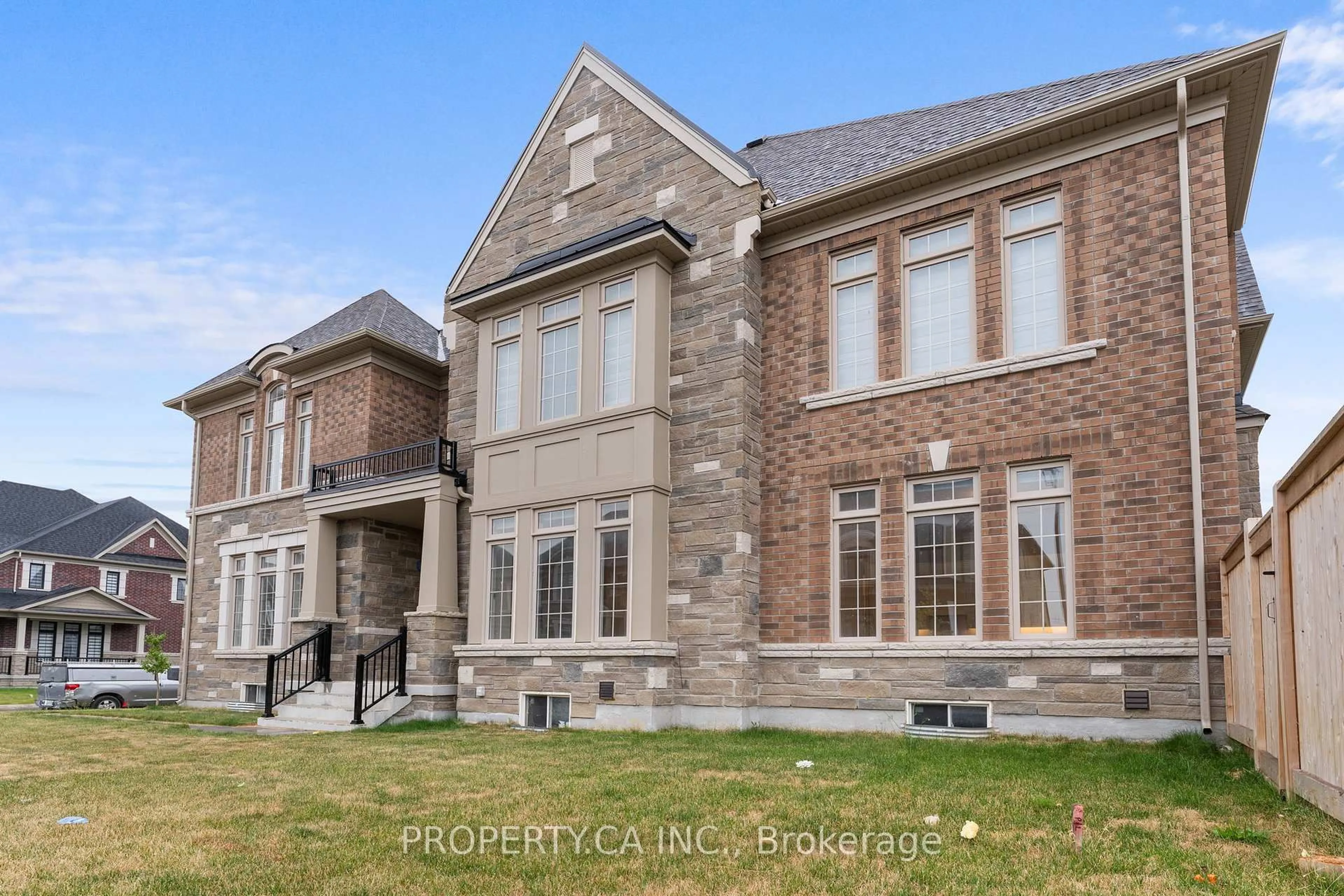Home with brick exterior material, unknown for 32 Valleywest Rd, Brampton Ontario L6P 4R5