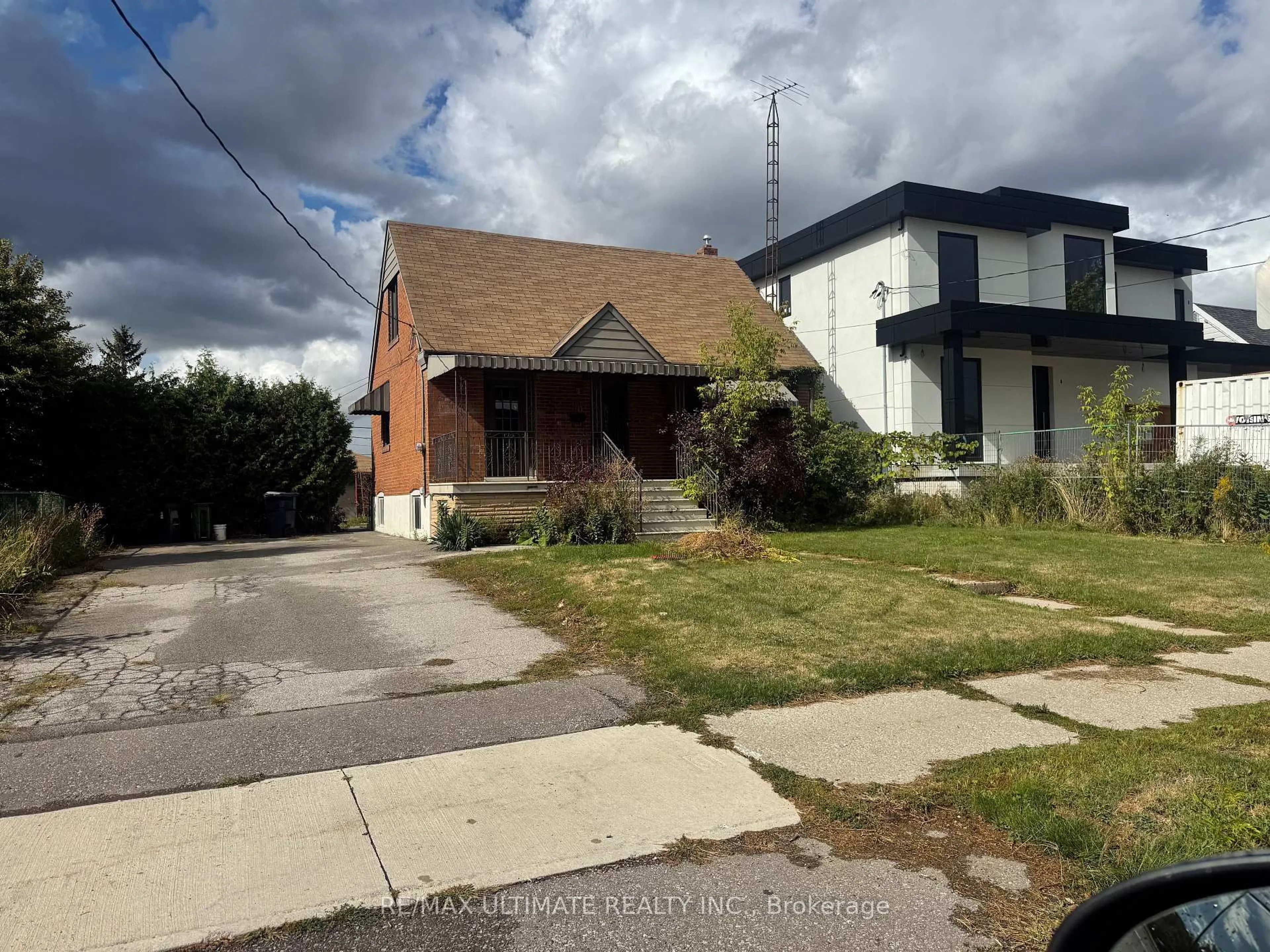 A pic from outside/outdoor area/front of a property/back of a property/a pic from drone, street for 90 Glen Long Ave, Toronto Ontario M6B 2M3