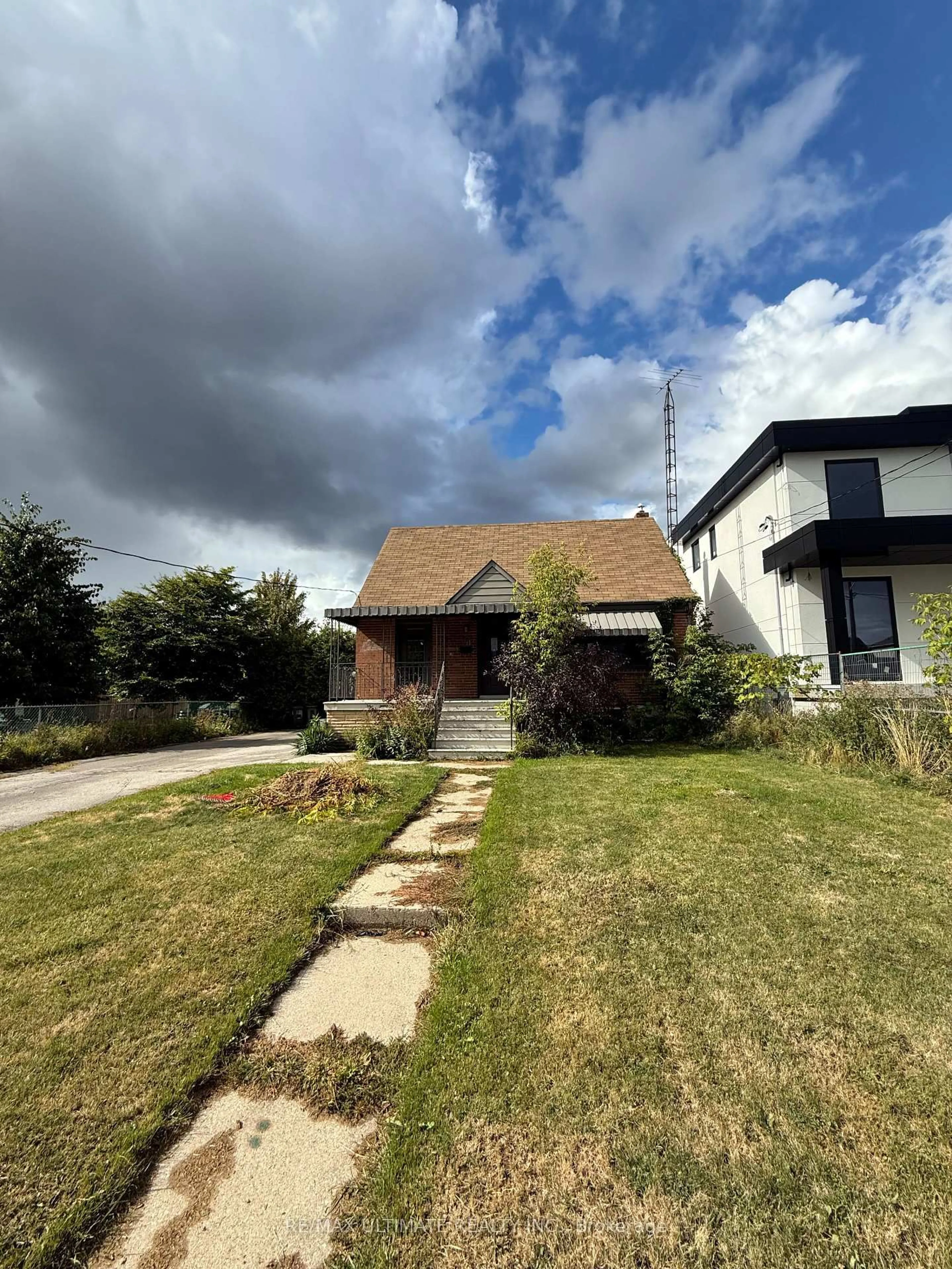 A pic from outside/outdoor area/front of a property/back of a property/a pic from drone, street for 90 Glen Long Ave, Toronto Ontario M6B 2M3