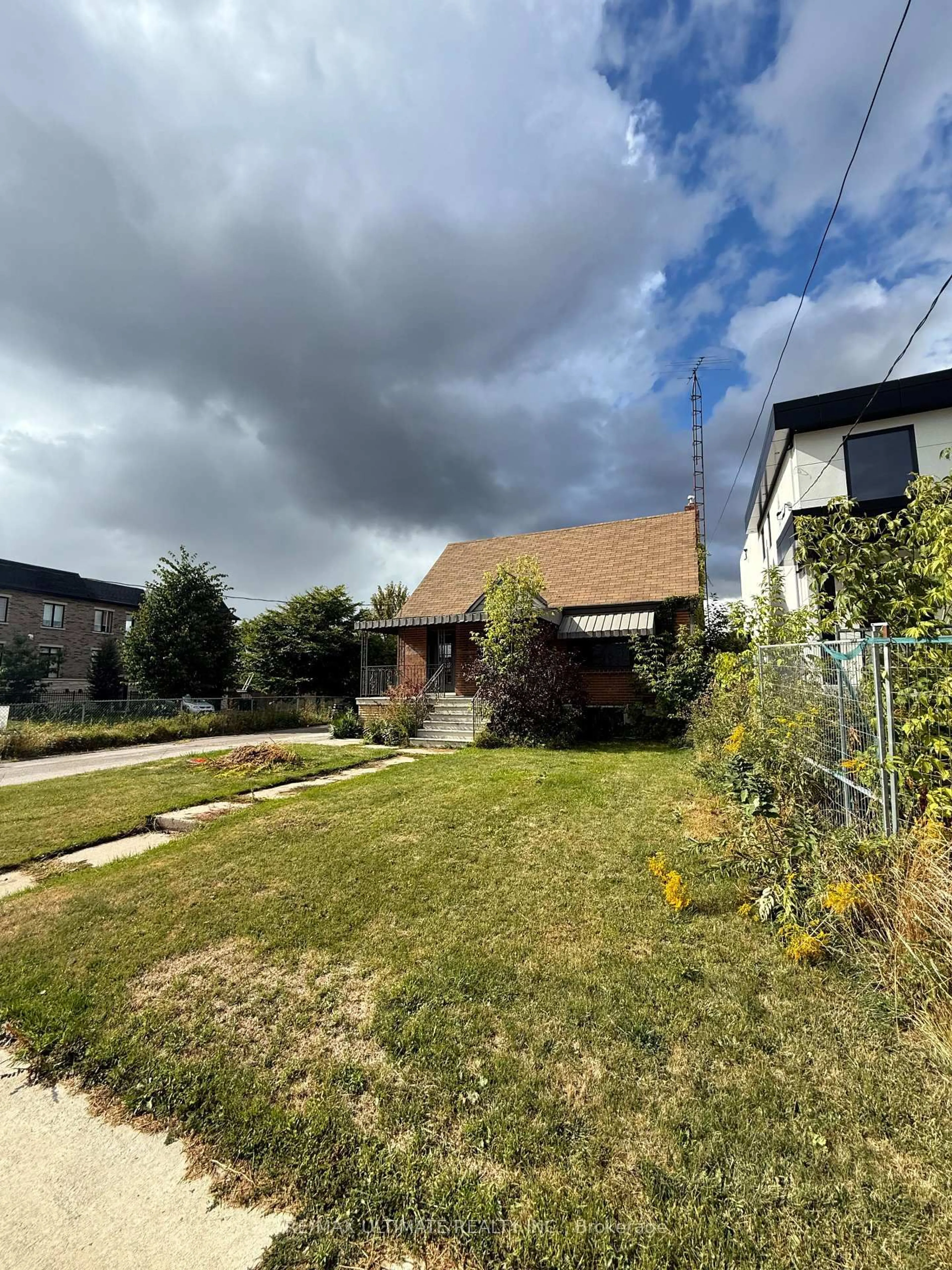 A pic from outside/outdoor area/front of a property/back of a property/a pic from drone, street for 90 Glen Long Ave, Toronto Ontario M6B 2M3