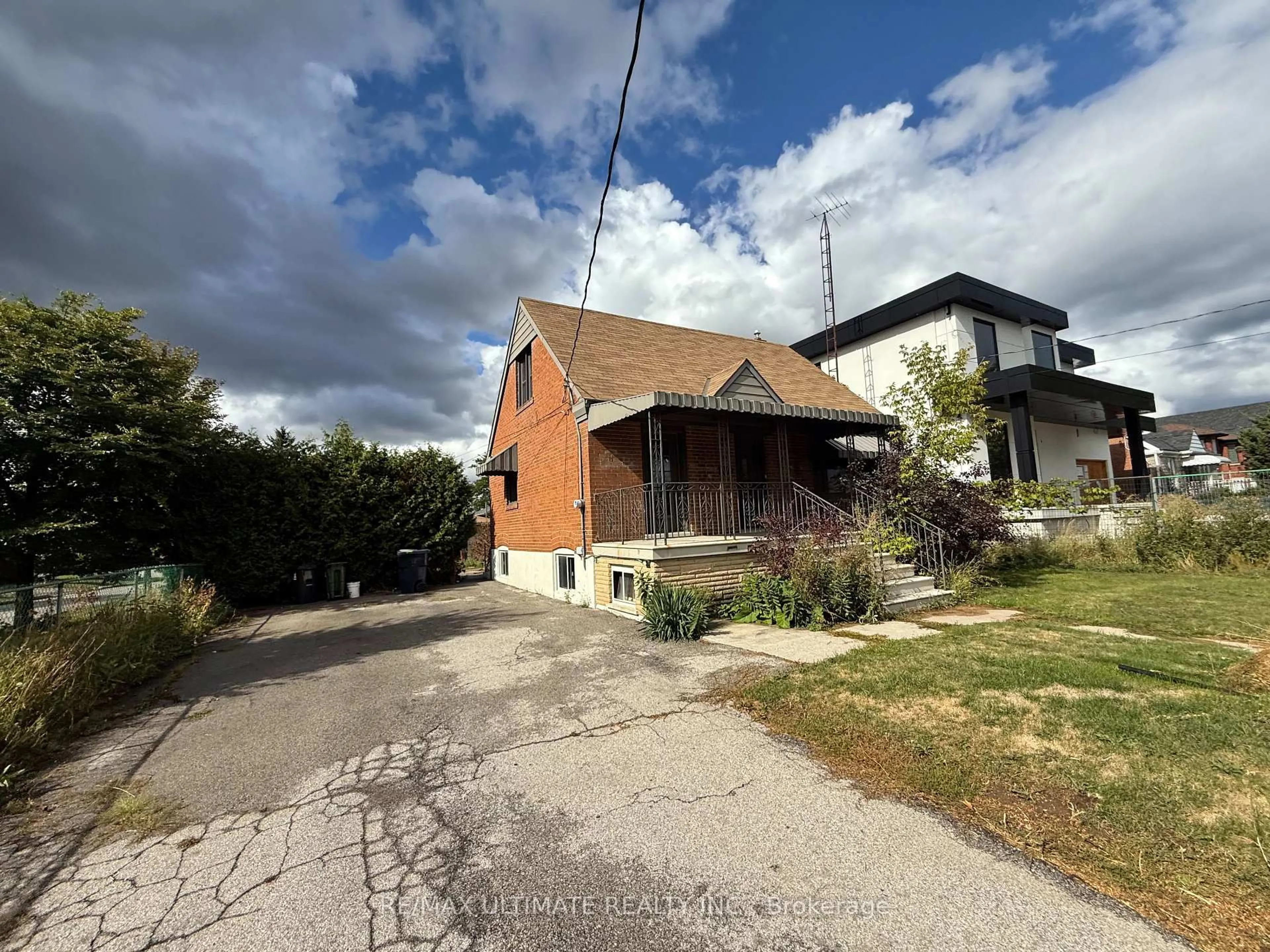 A pic from outside/outdoor area/front of a property/back of a property/a pic from drone, street for 90 Glen Long Ave, Toronto Ontario M6B 2M3