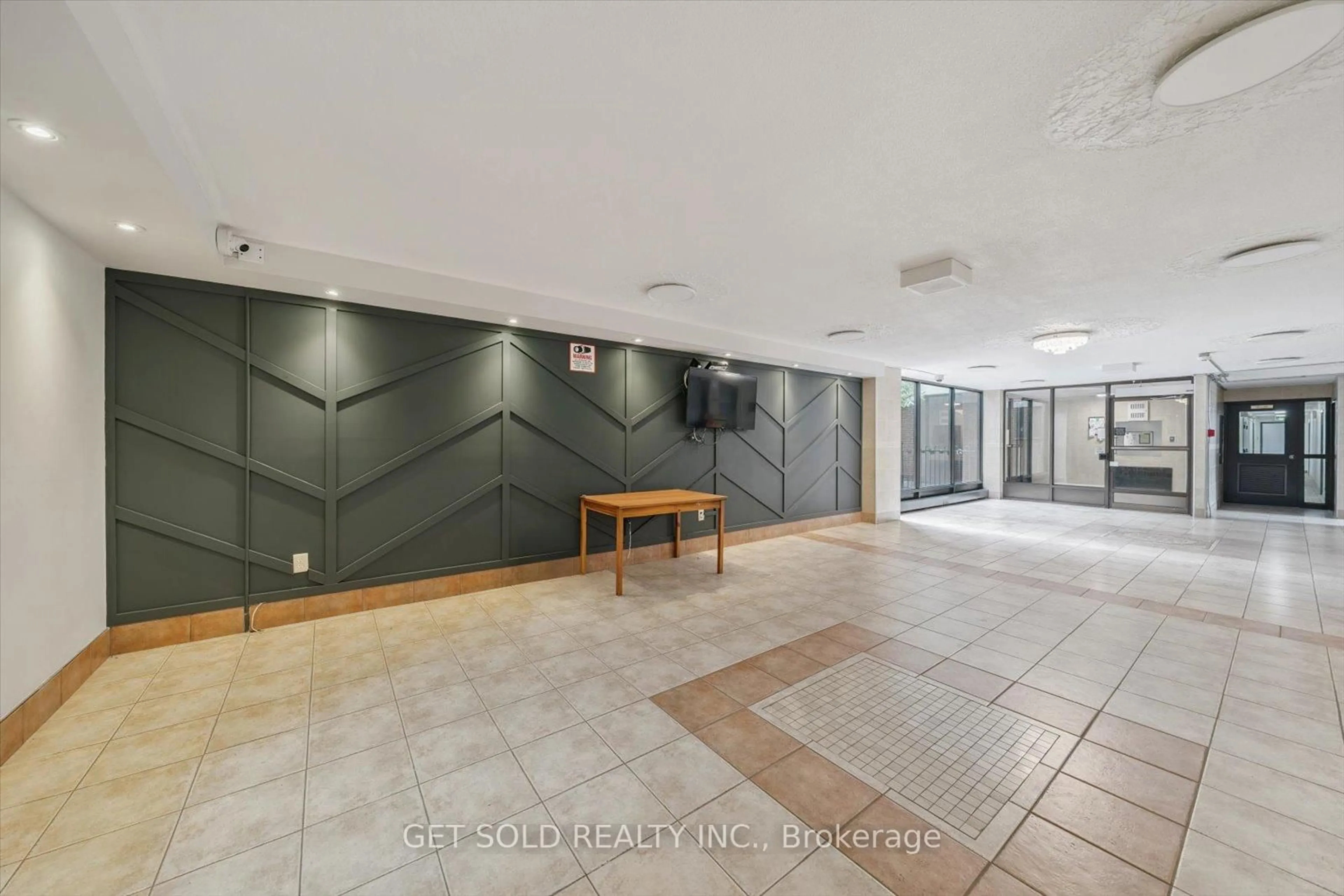 Indoor foyer for 2121 Roche Crt #301, Mississauga Ontario L5K 2C7