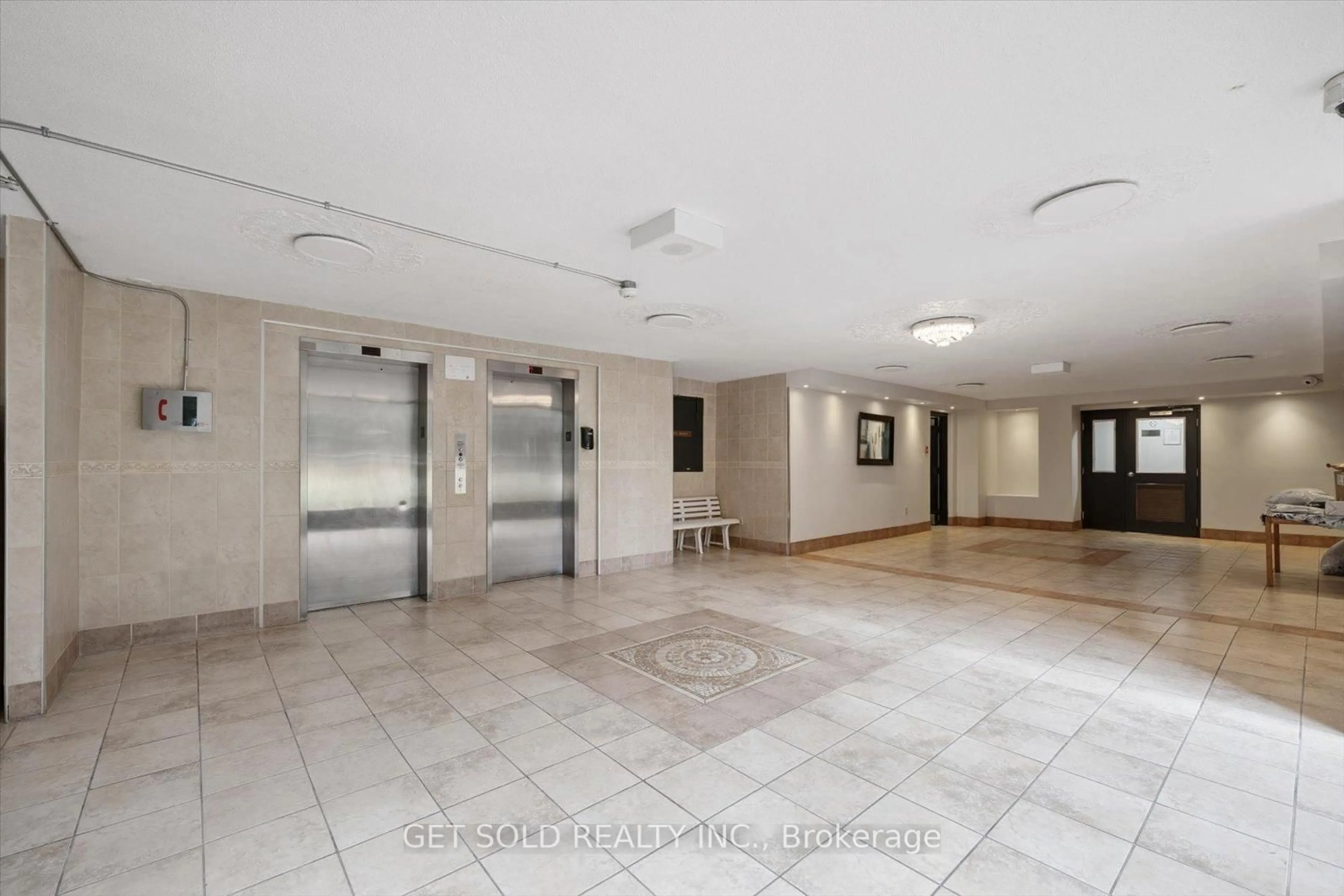 Indoor foyer for 2121 Roche Crt #301, Mississauga Ontario L5K 2C7