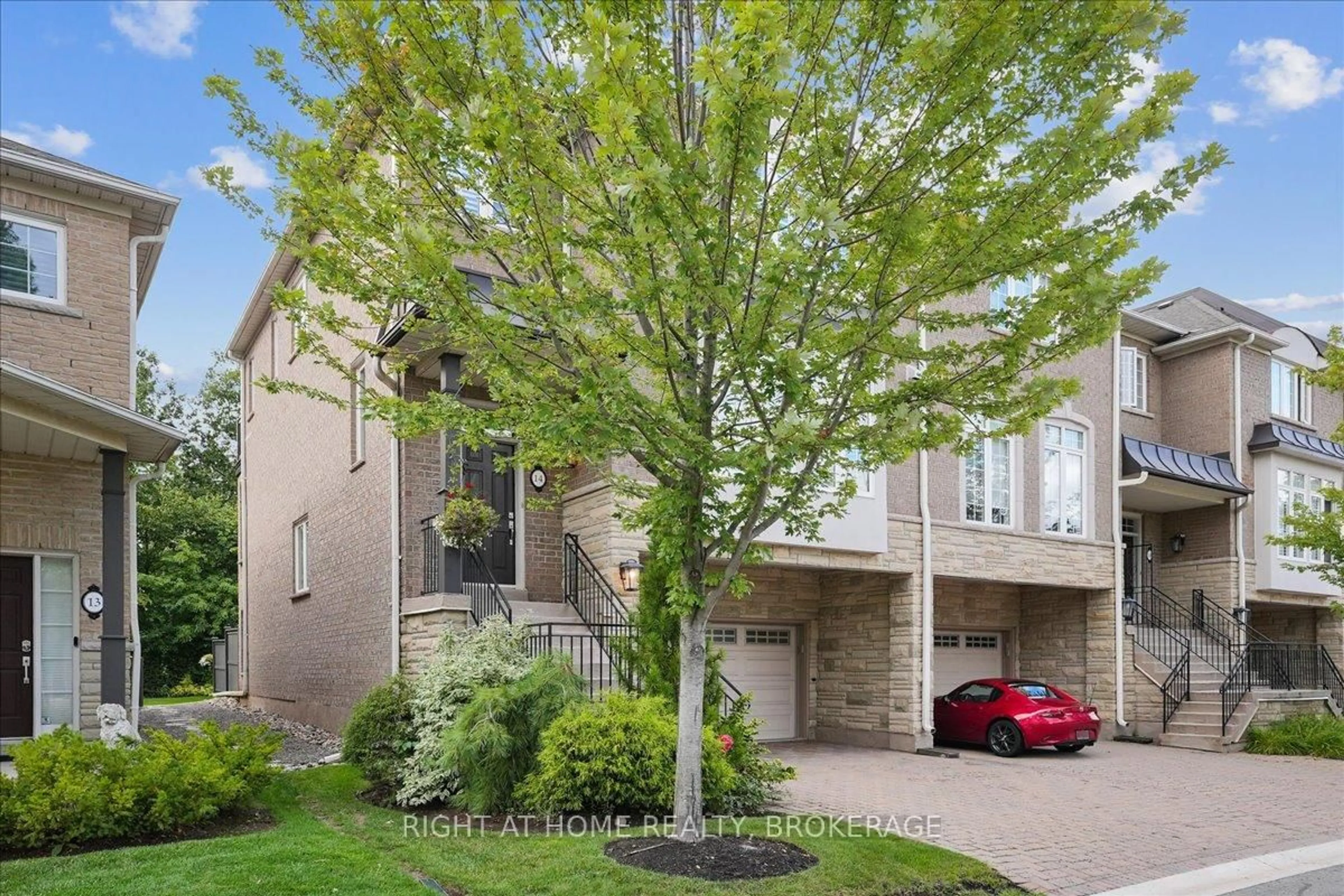A pic from outside/outdoor area/front of a property/back of a property/a pic from drone, street for 1267 Dorval Dr #14, Oakville Ontario L6M 3Z4