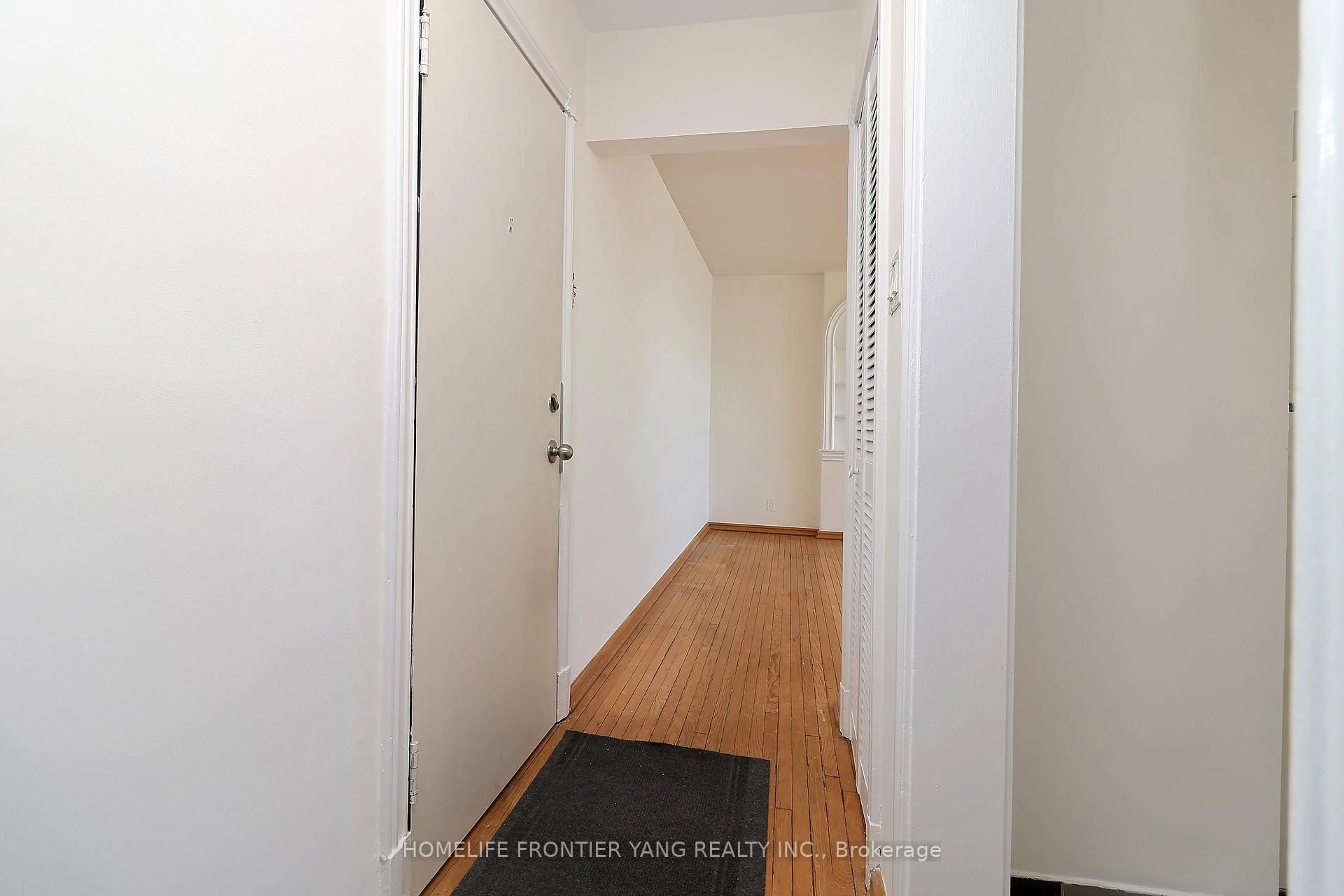 Indoor foyer for 2697 Lake Shore Blvd #21, Toronto Ontario M8V 1G6