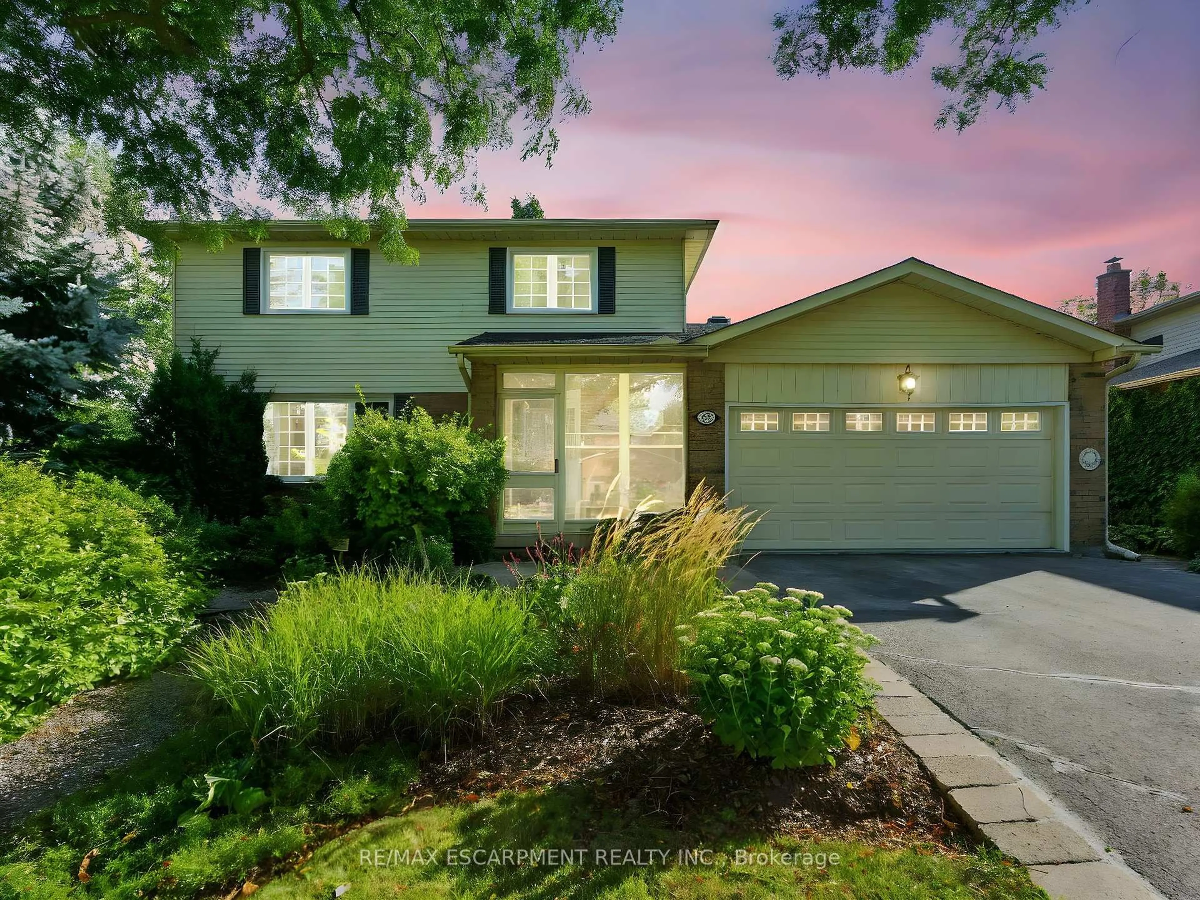 Home with vinyl exterior material, street for 252 Mississauga St, Oakville Ontario L6L 3B2