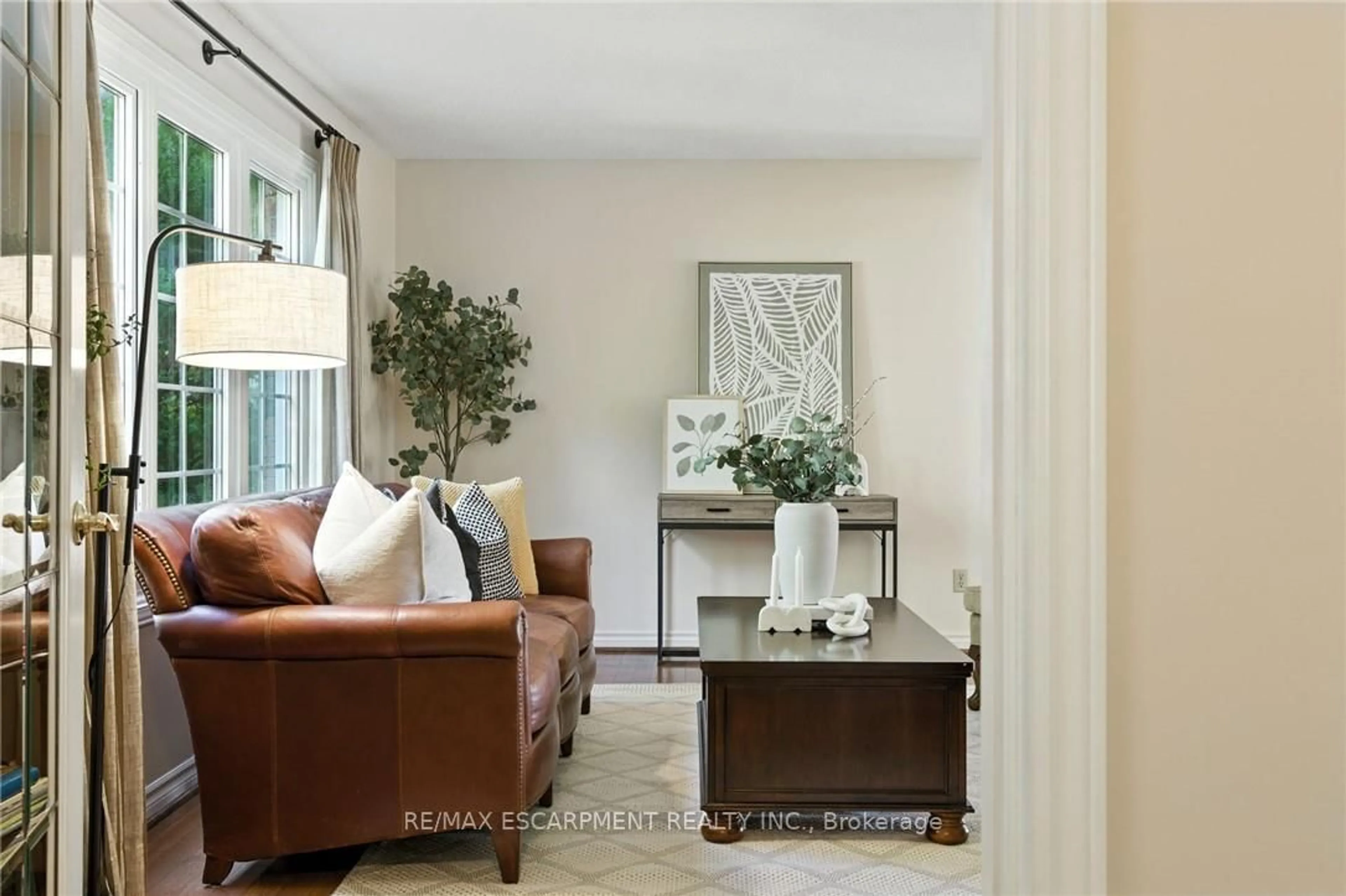 Living room with furniture, unknown for 252 Mississauga St, Oakville Ontario L6L 3B2