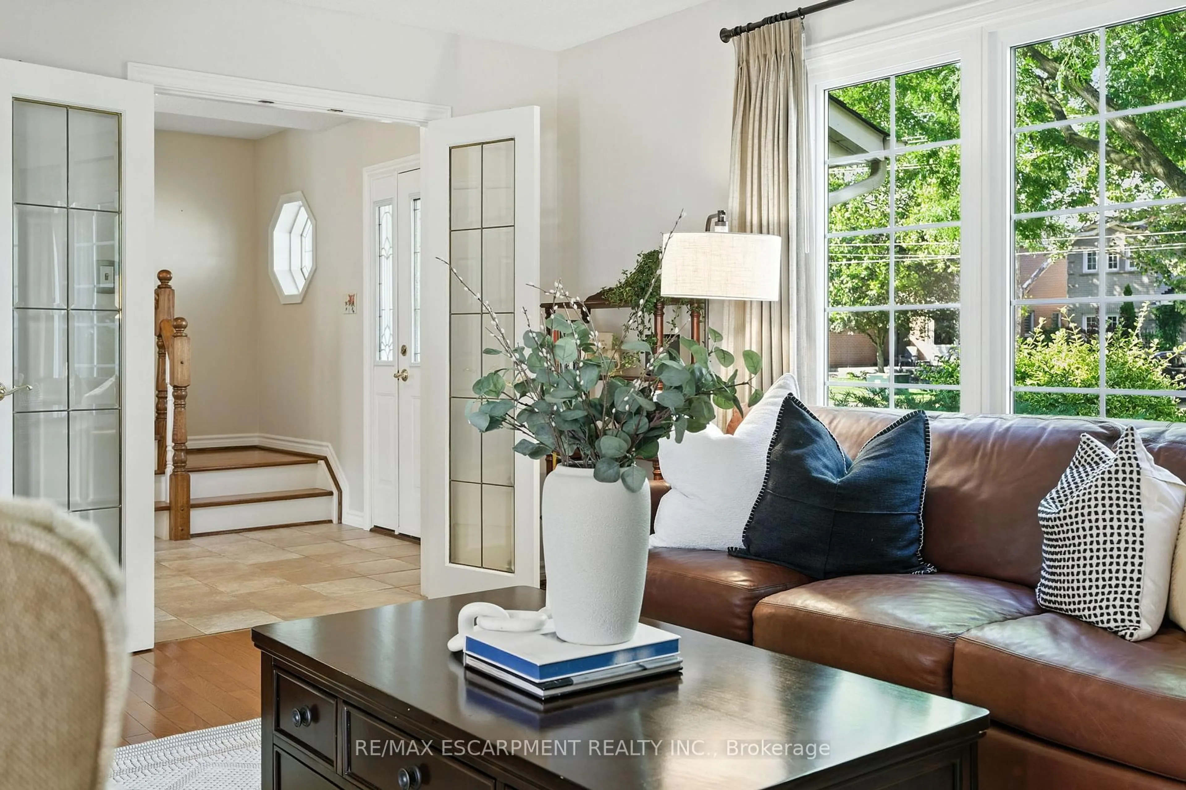 Living room with furniture, unknown for 252 Mississauga St, Oakville Ontario L6L 3B2