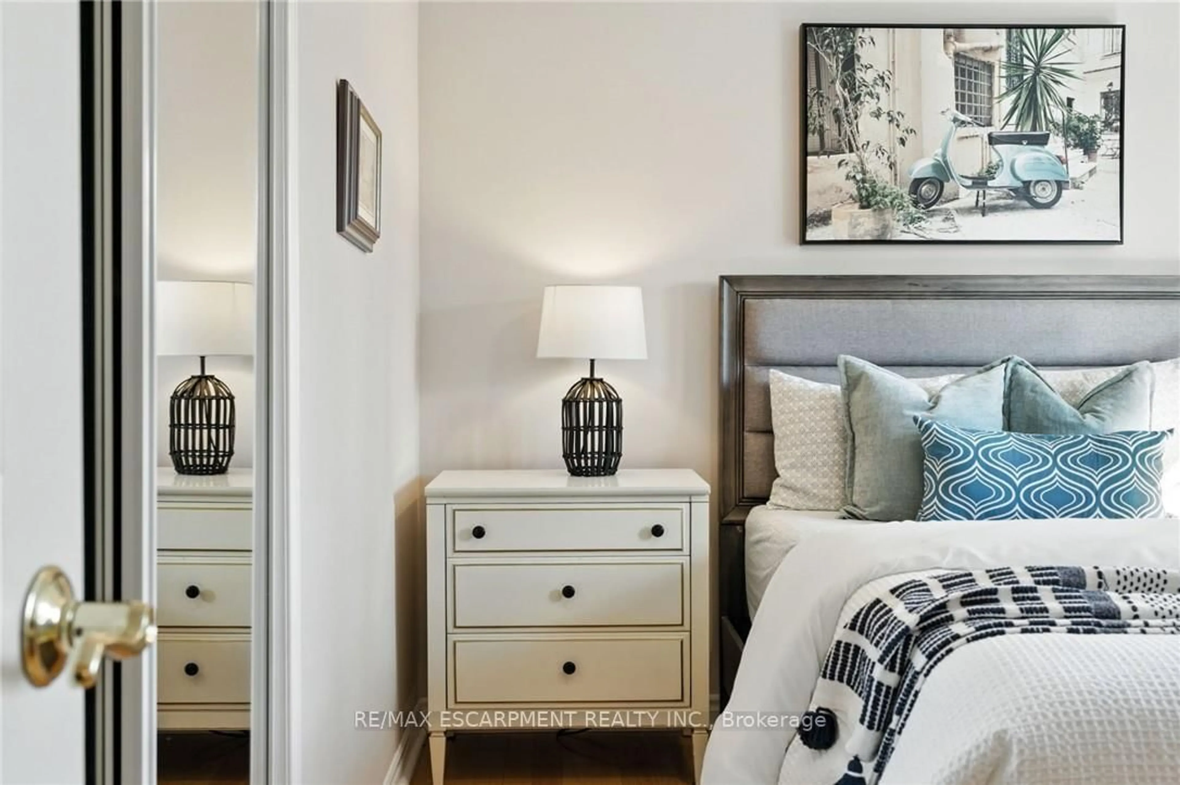 Bedroom with bed, unknown for 252 Mississauga St, Oakville Ontario L6L 3B2