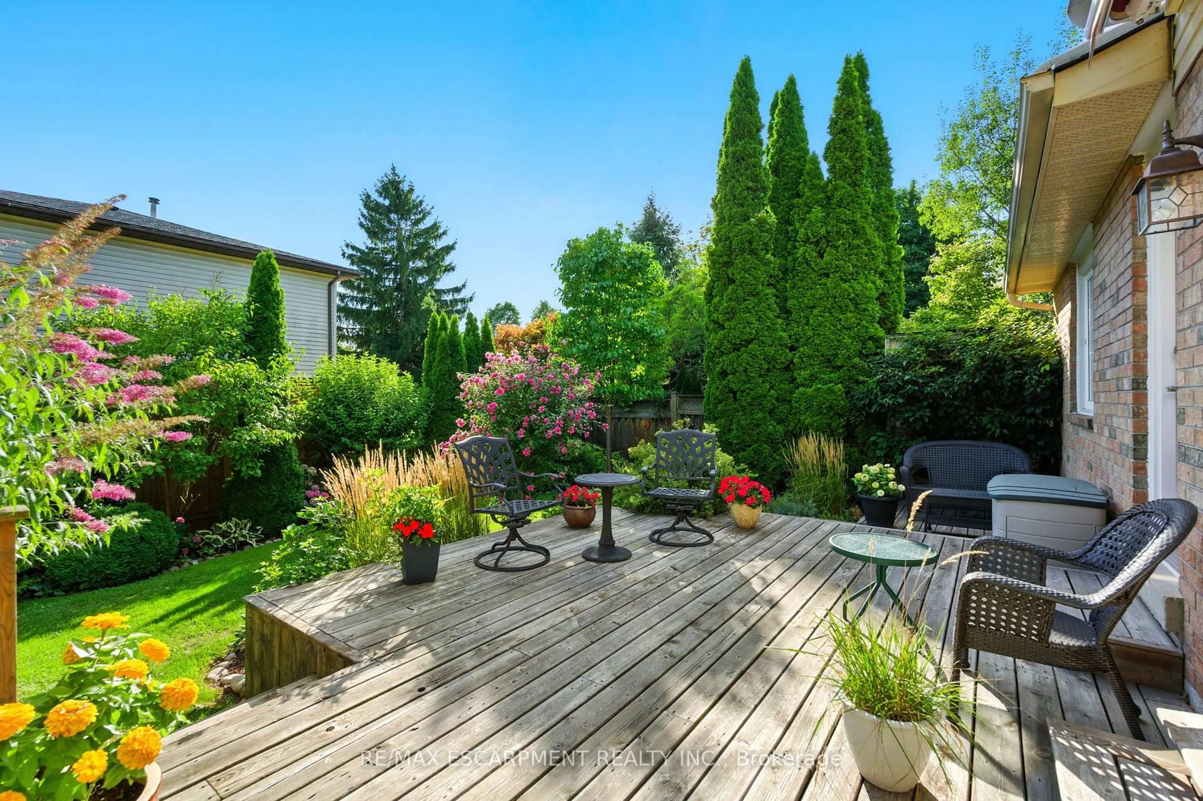 Patio, street for 252 Mississauga St, Oakville Ontario L6L 3B2