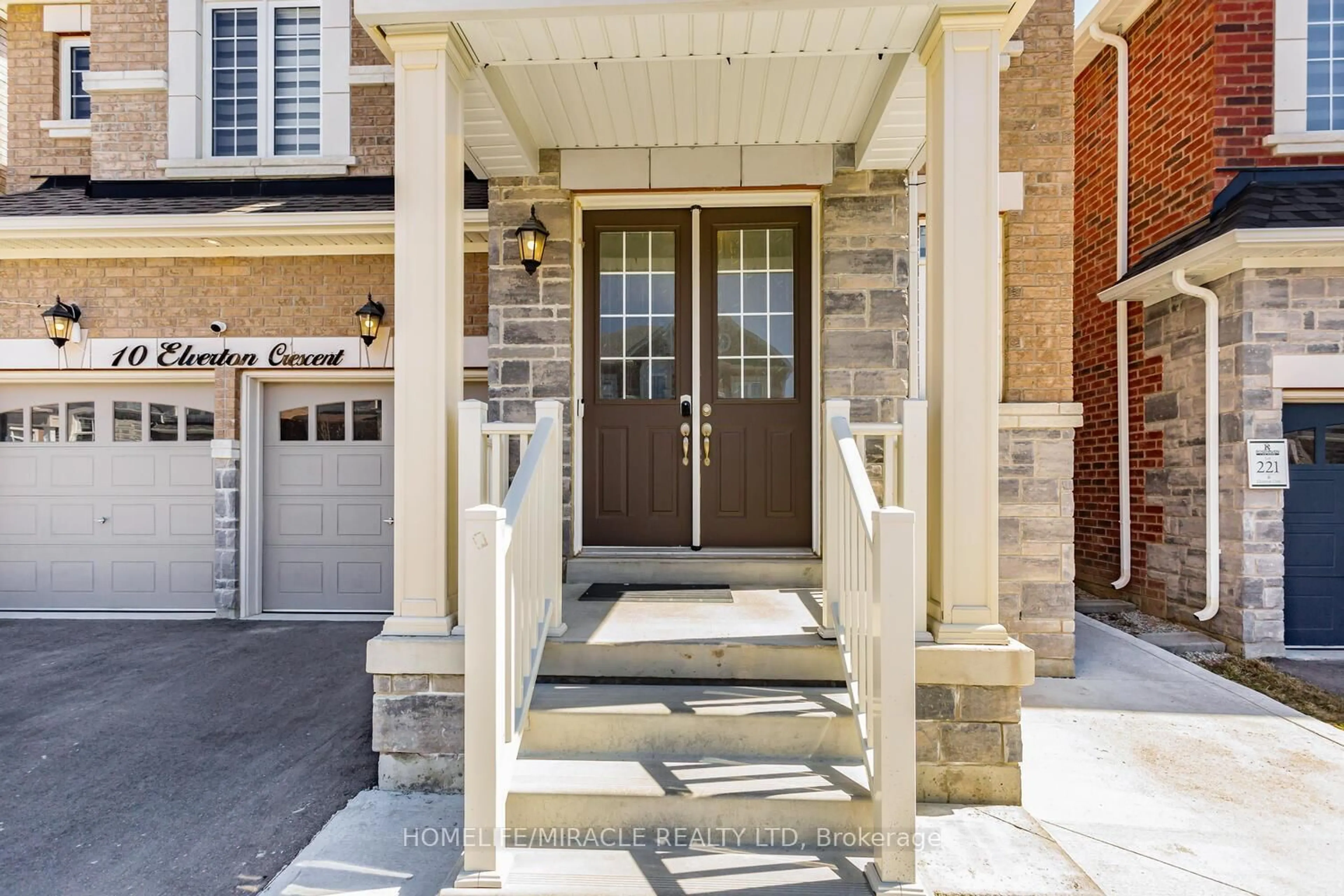 Indoor entryway for 10 Elverton Cres, Brampton Ontario L7A 4Z4