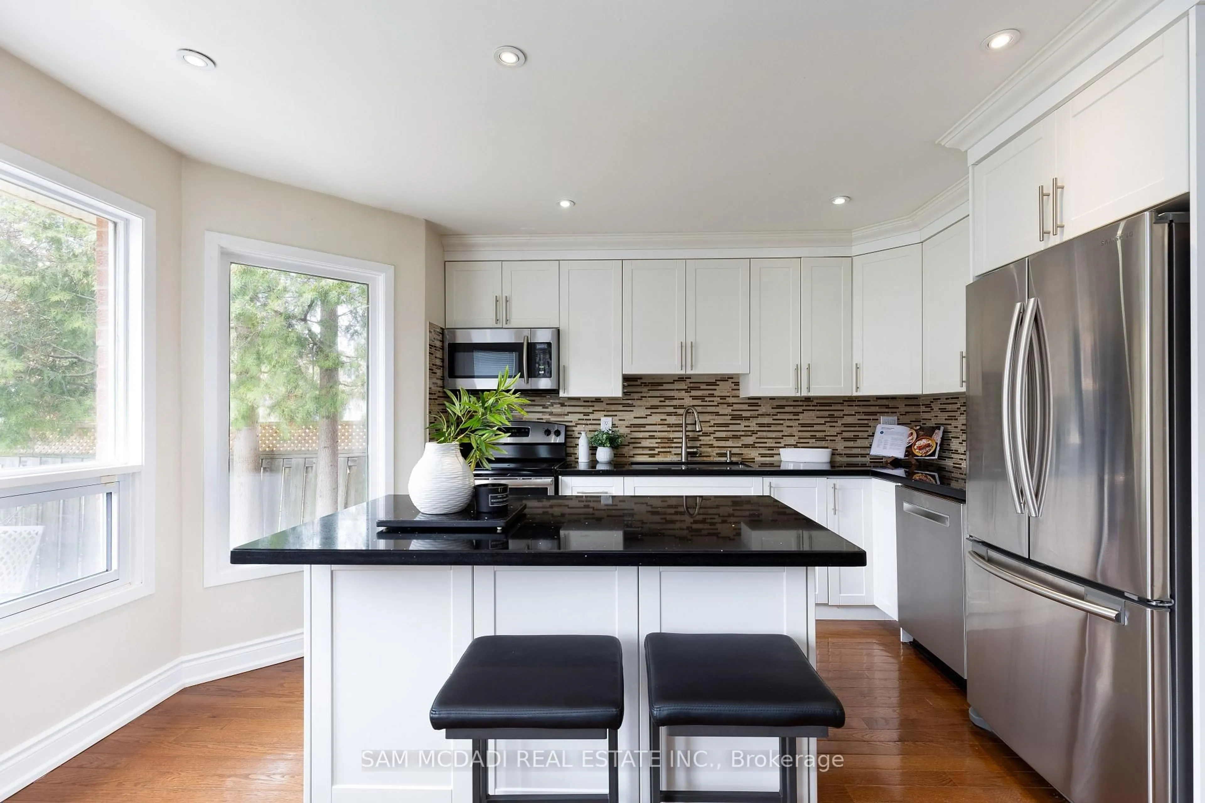 Contemporary kitchen, unknown for 160 Tuscadero Cres, Mississauga Ontario L4Z 3C1