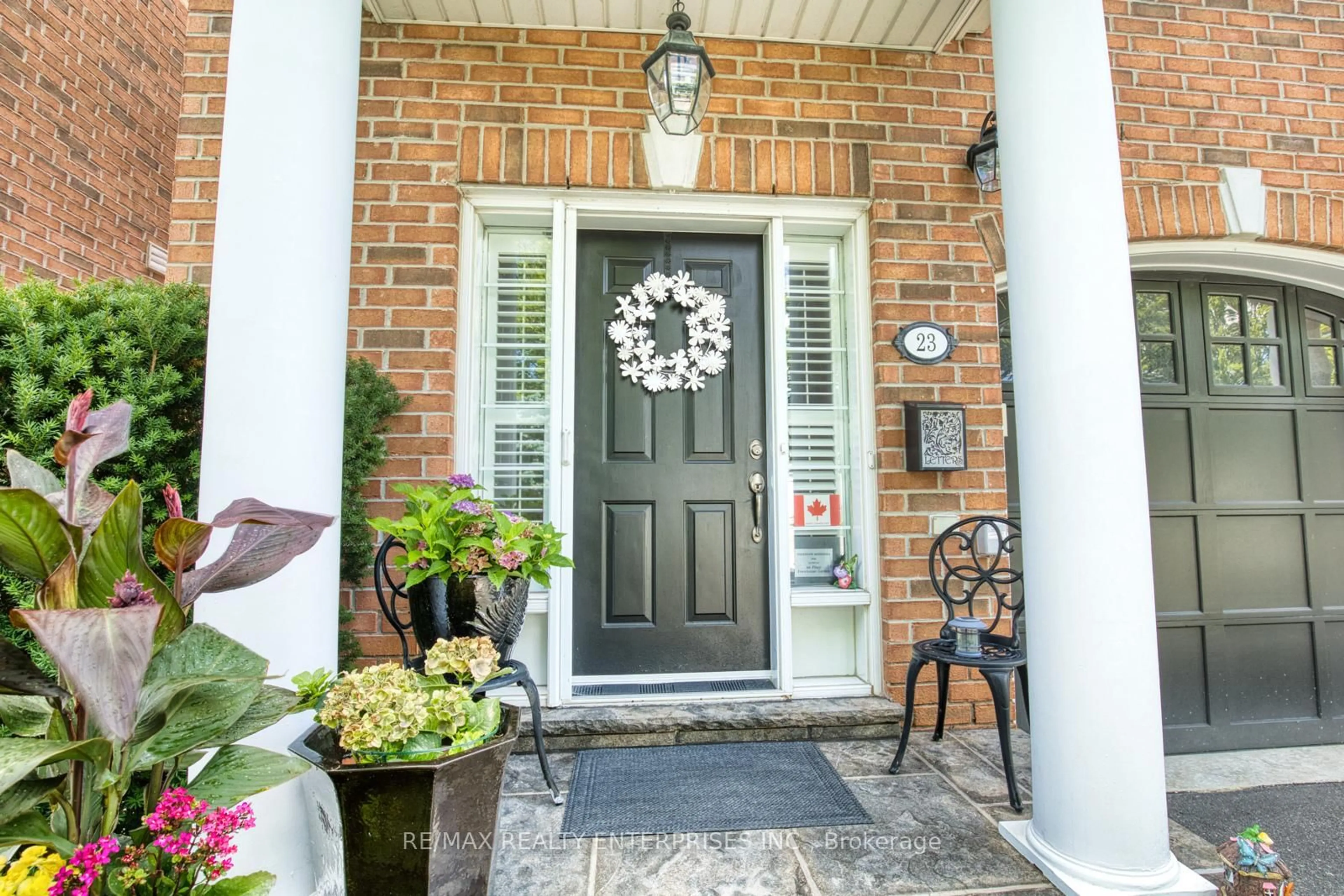 Indoor entryway for 23 Ellen St, Mississauga Ontario L5M 1R8