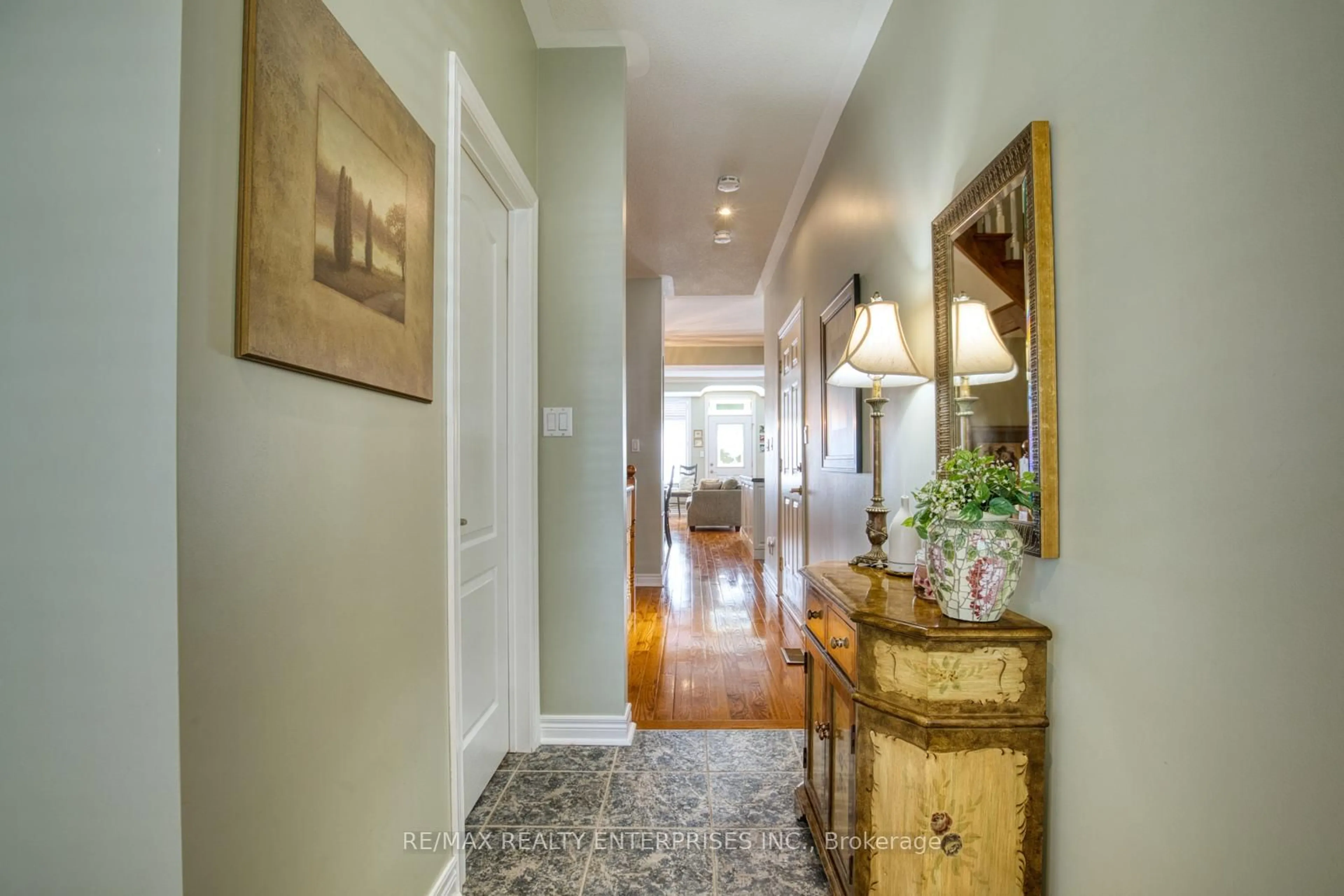 Indoor entryway for 23 Ellen St, Mississauga Ontario L5M 1R8