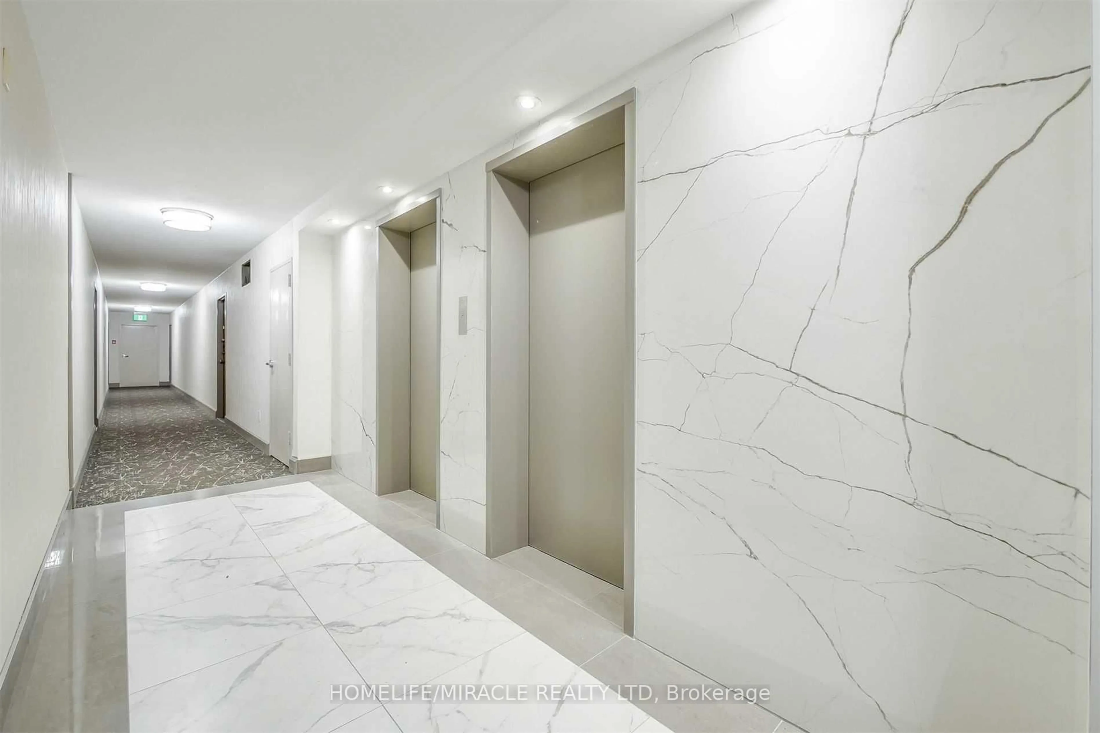 Indoor foyer for 2556 Argyle Rd #803, Mississauga Ontario L5B 2H6
