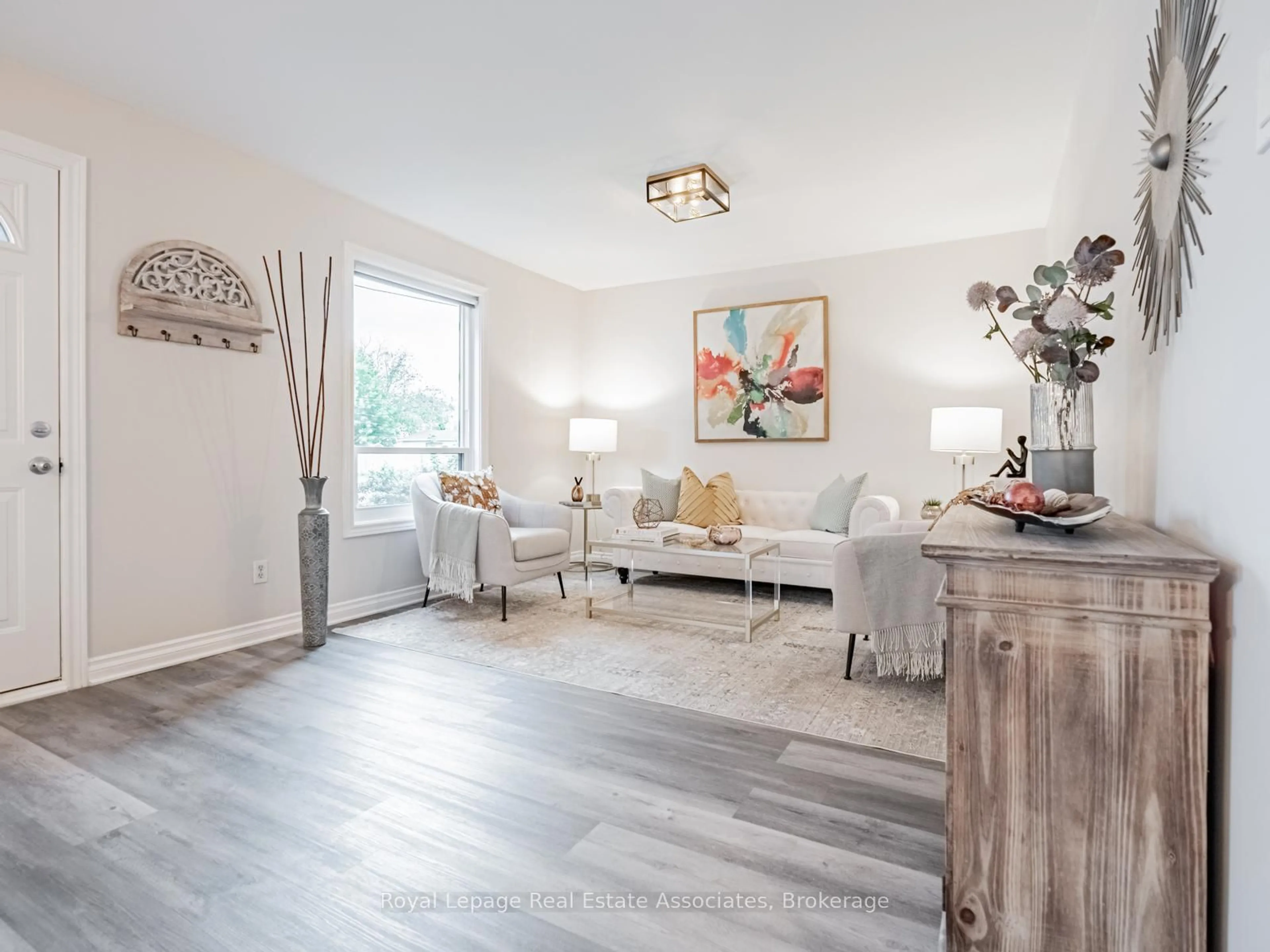 Living room with furniture, wood/laminate floor for 1094 Eastmount Ave, Mississauga Ontario L5E 1Z4