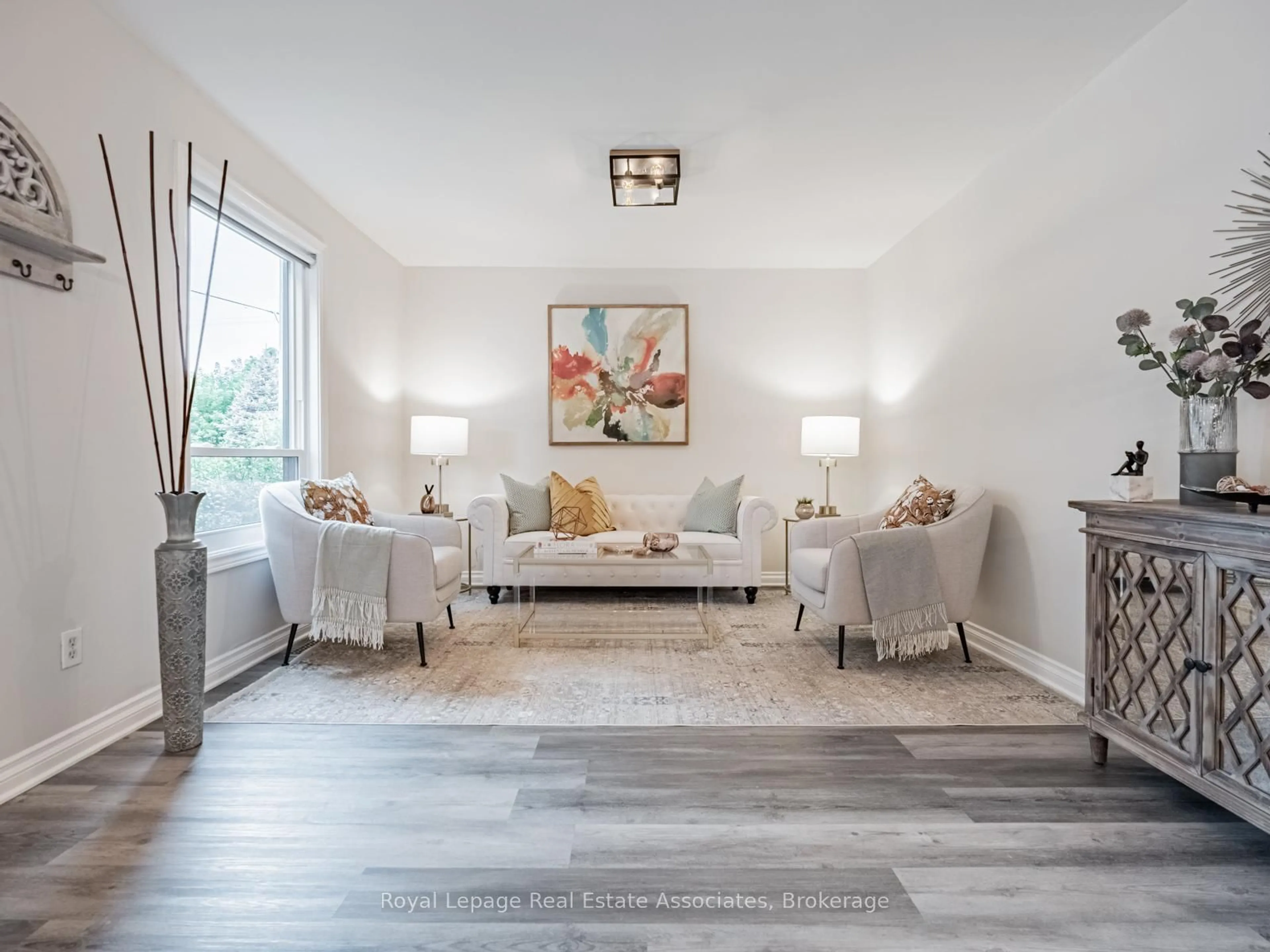 Living room with furniture, unknown for 1094 Eastmount Ave, Mississauga Ontario L5E 1Z4