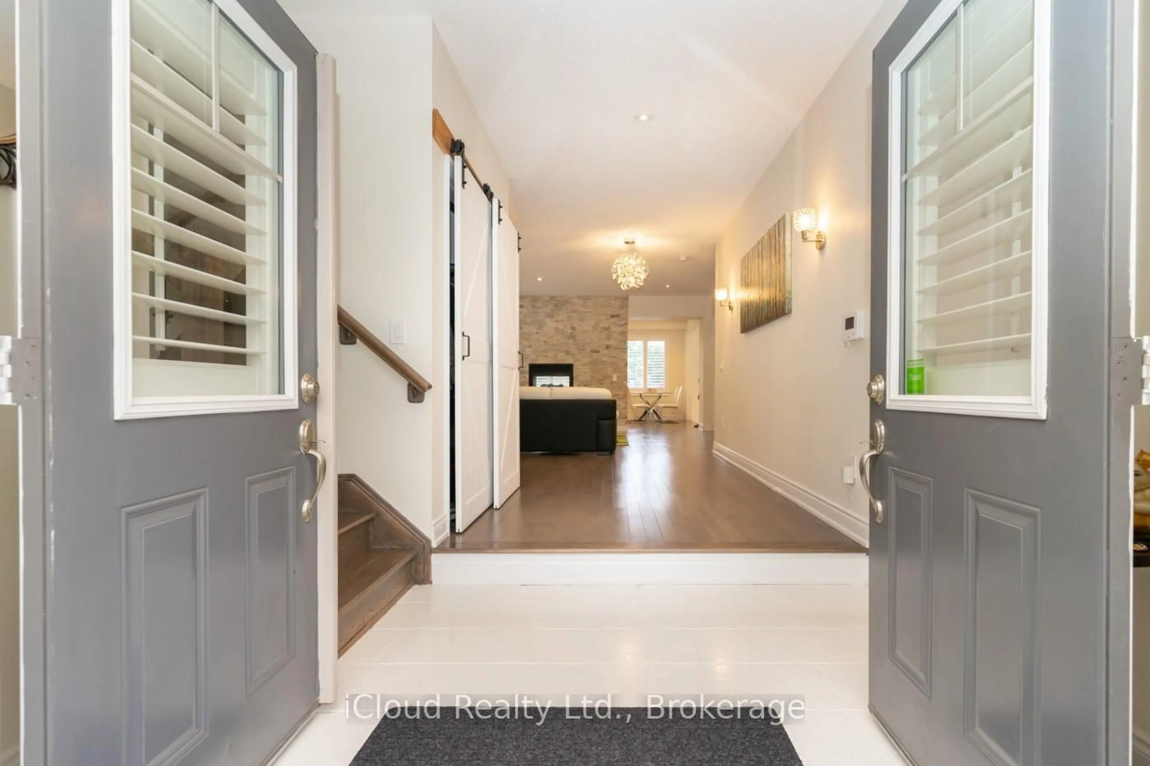 Indoor entryway for 792 Glenbrook Ave, Burlington Ontario L7T 1L7