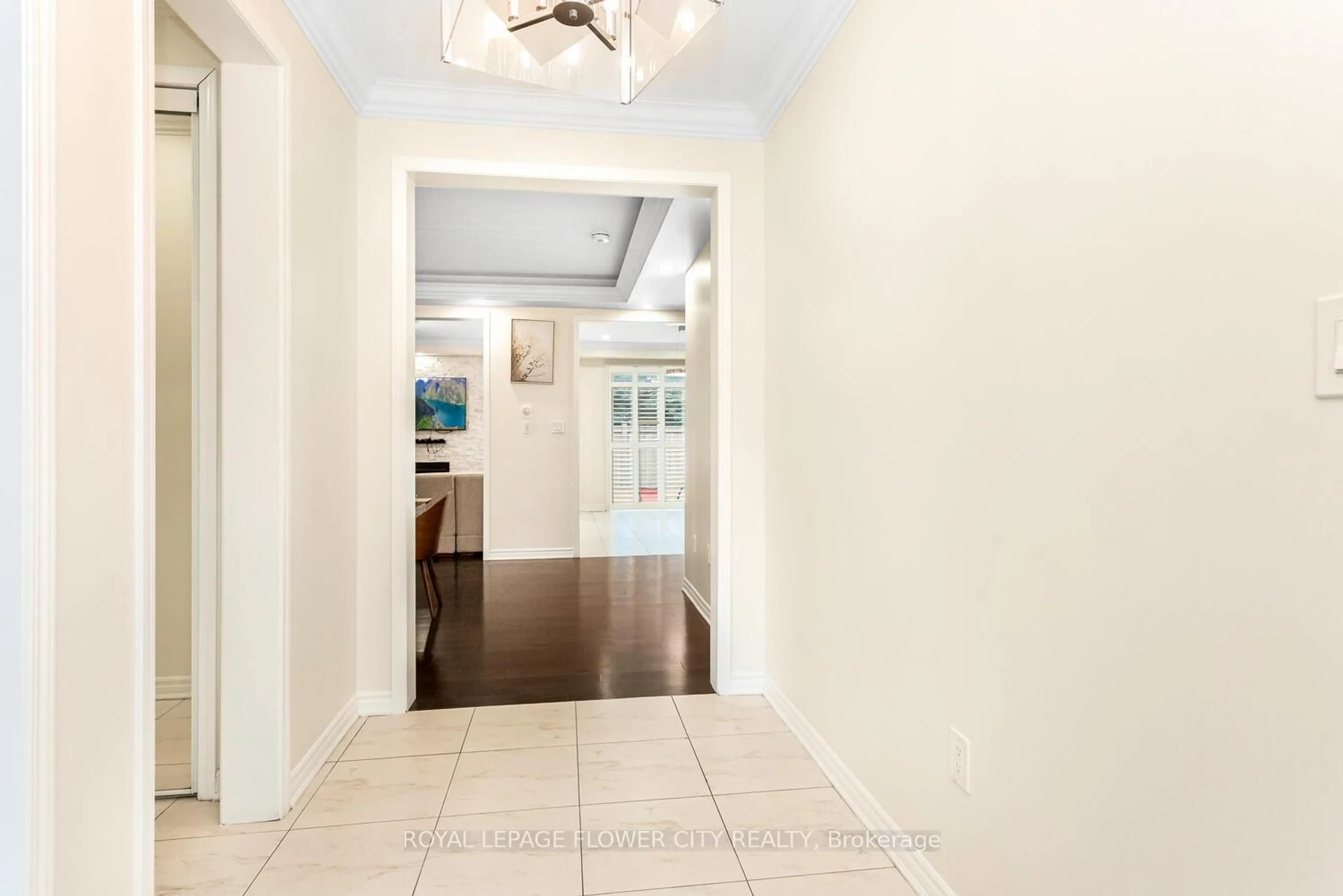 Indoor entryway for 16 Elsinore St, Brampton Ontario L7A 1P2