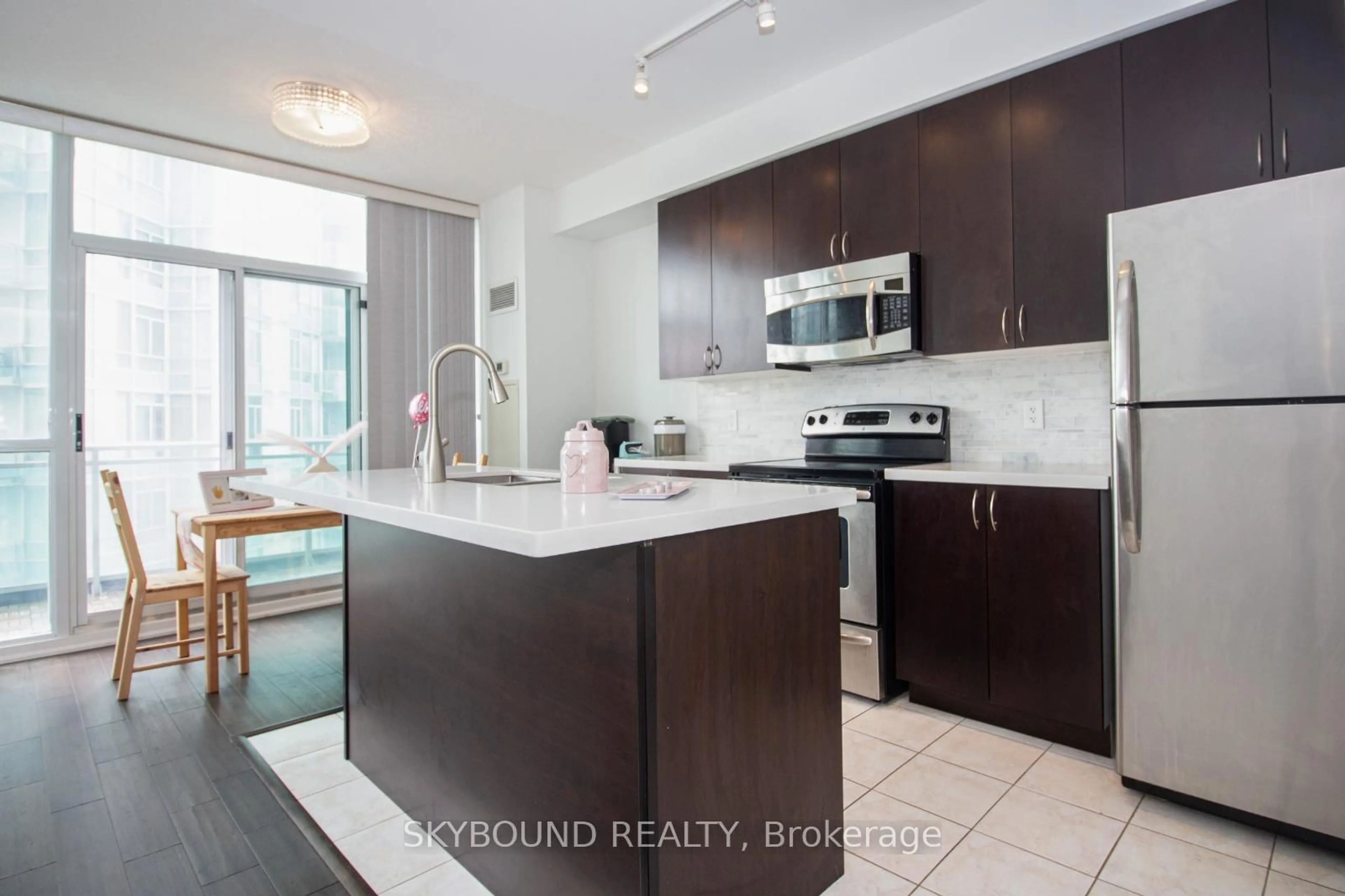 Standard kitchen, unknown for 223 Webb Dr #1701, Mississauga Ontario L5B 0E8