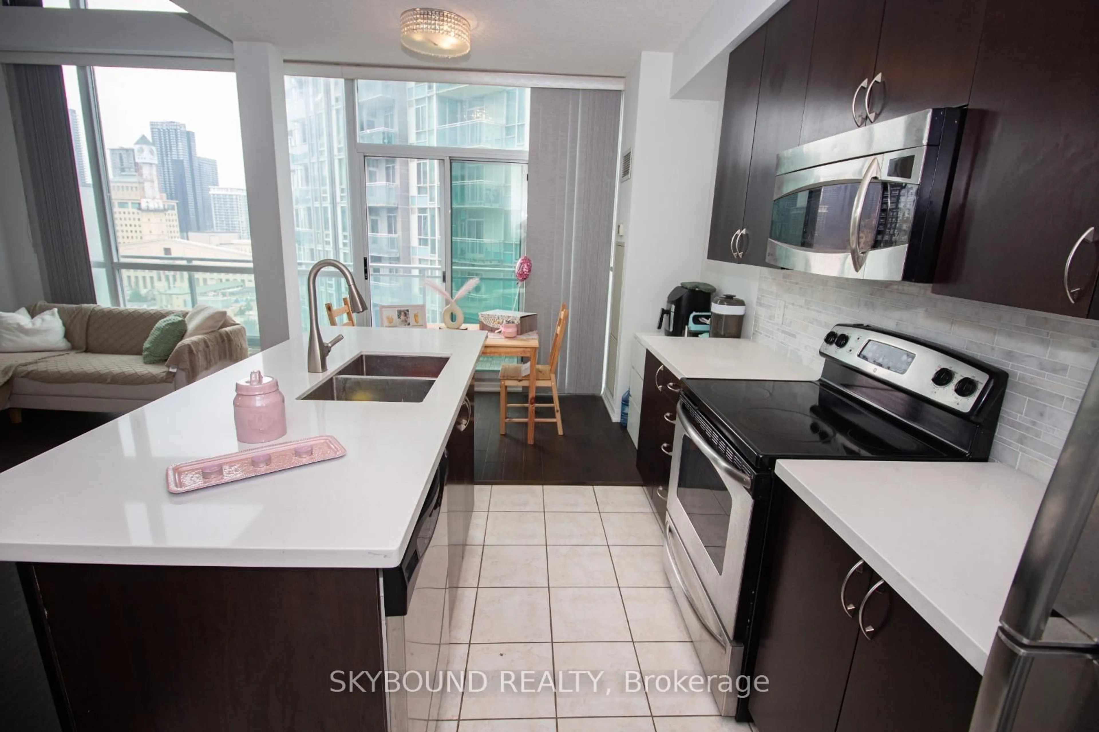 Standard kitchen, unknown for 223 Webb Dr #1701, Mississauga Ontario L5B 0E8