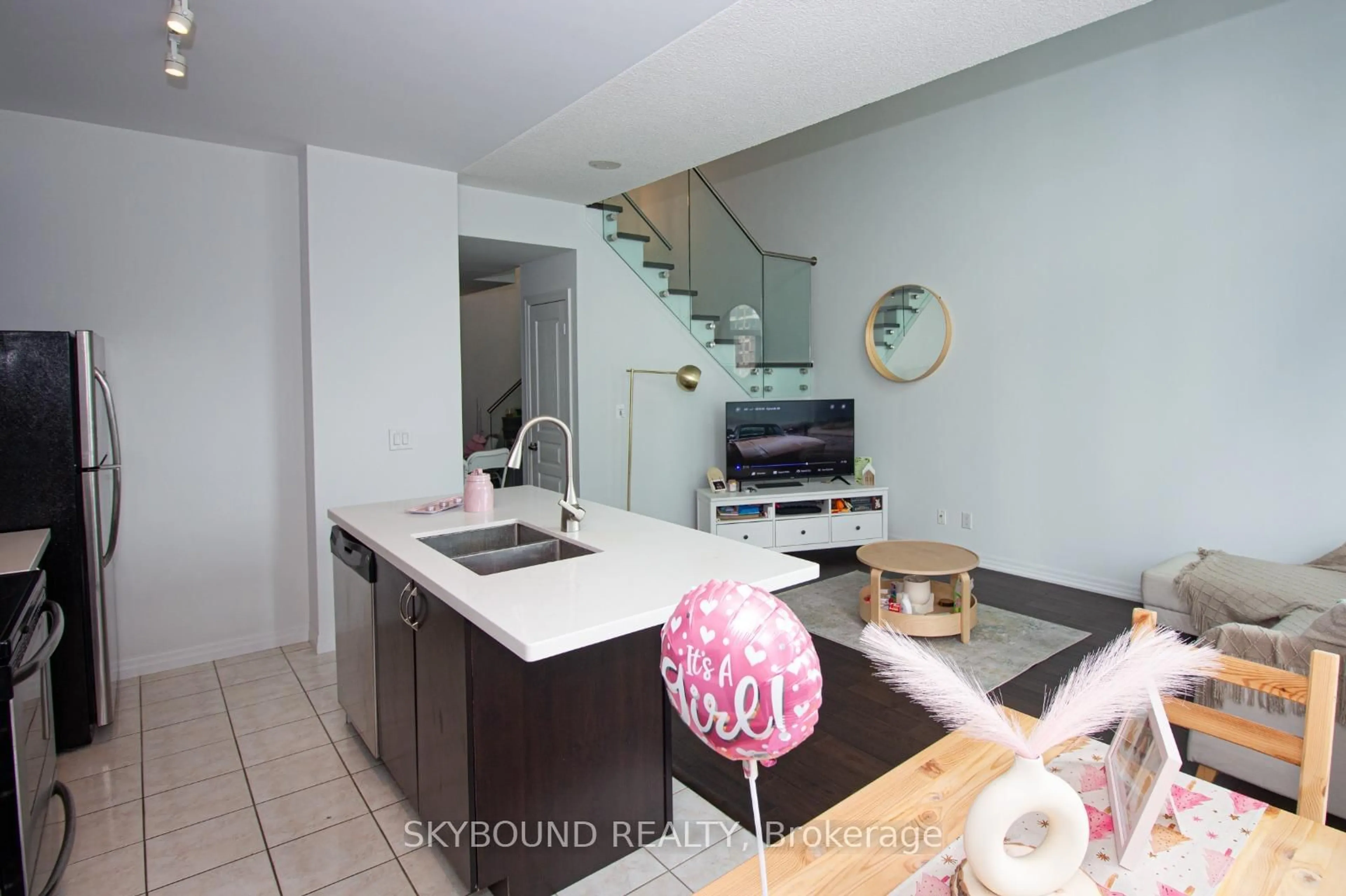 Standard kitchen, unknown for 223 Webb Dr #1701, Mississauga Ontario L5B 0E8