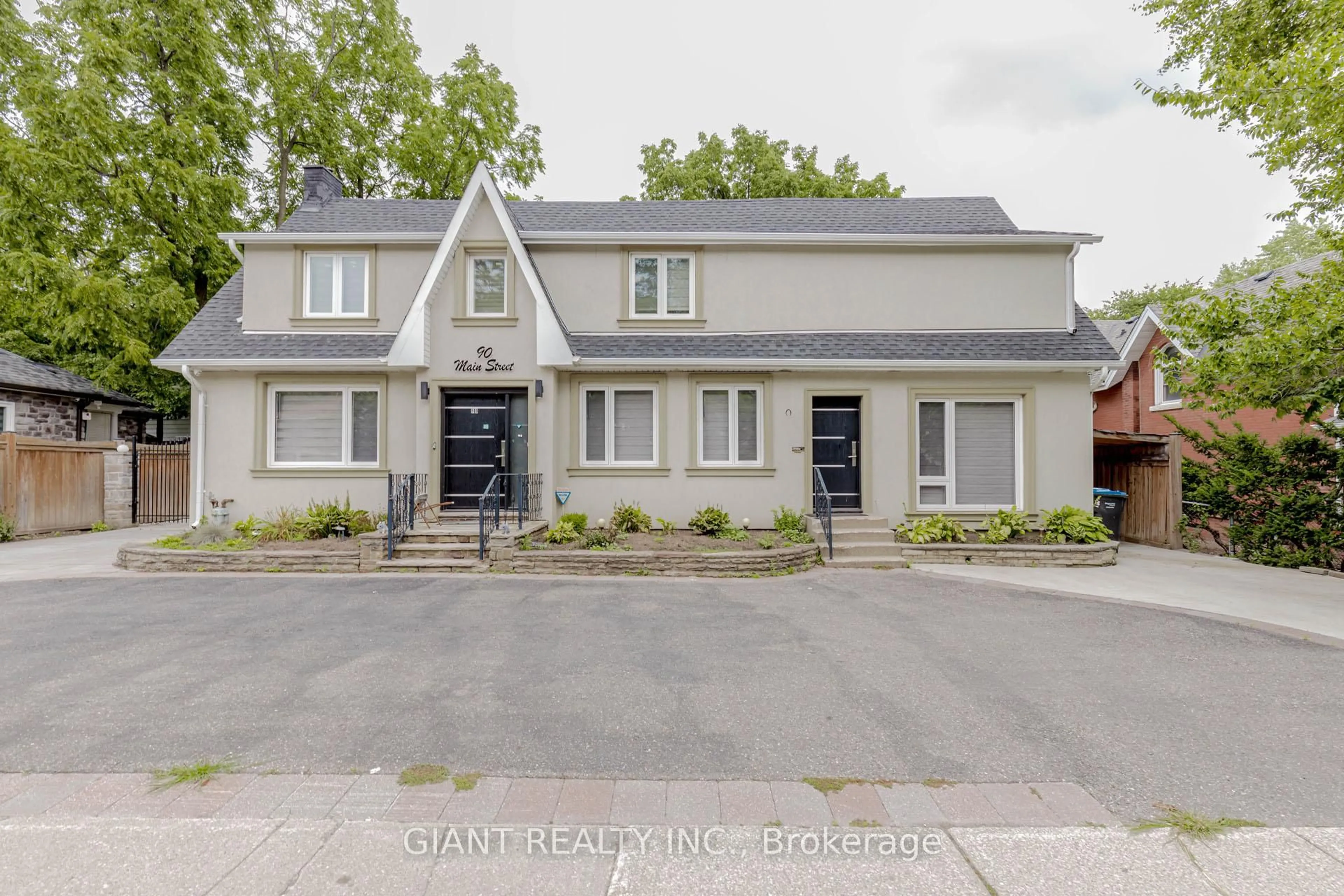 A pic from outside/outdoor area/front of a property/back of a property/a pic from drone, street for 90 Main St, Brampton Ontario L6W 2C7