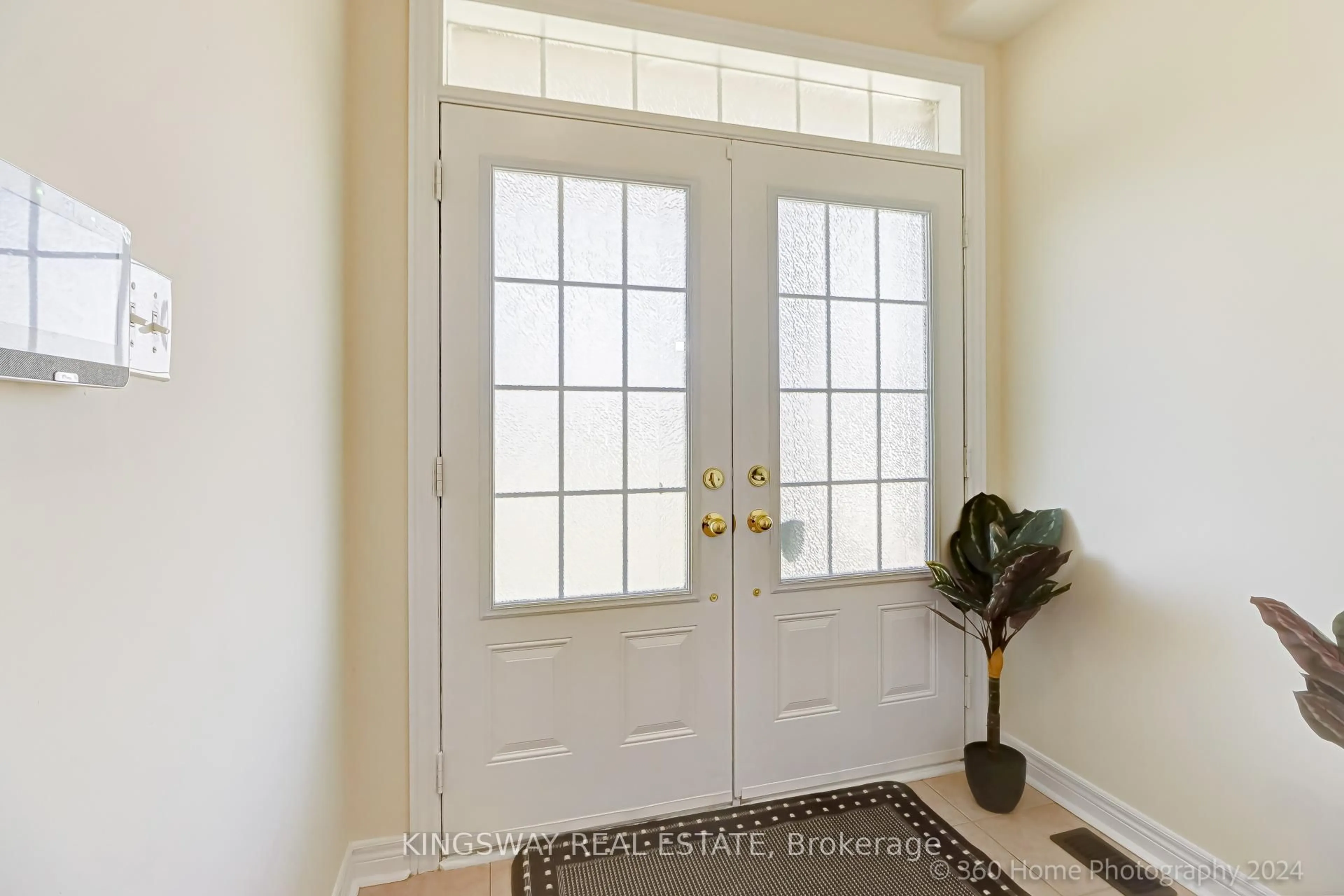 Indoor entryway for 485 Meadowridge Crt, Mississauga Ontario L5W 0E8