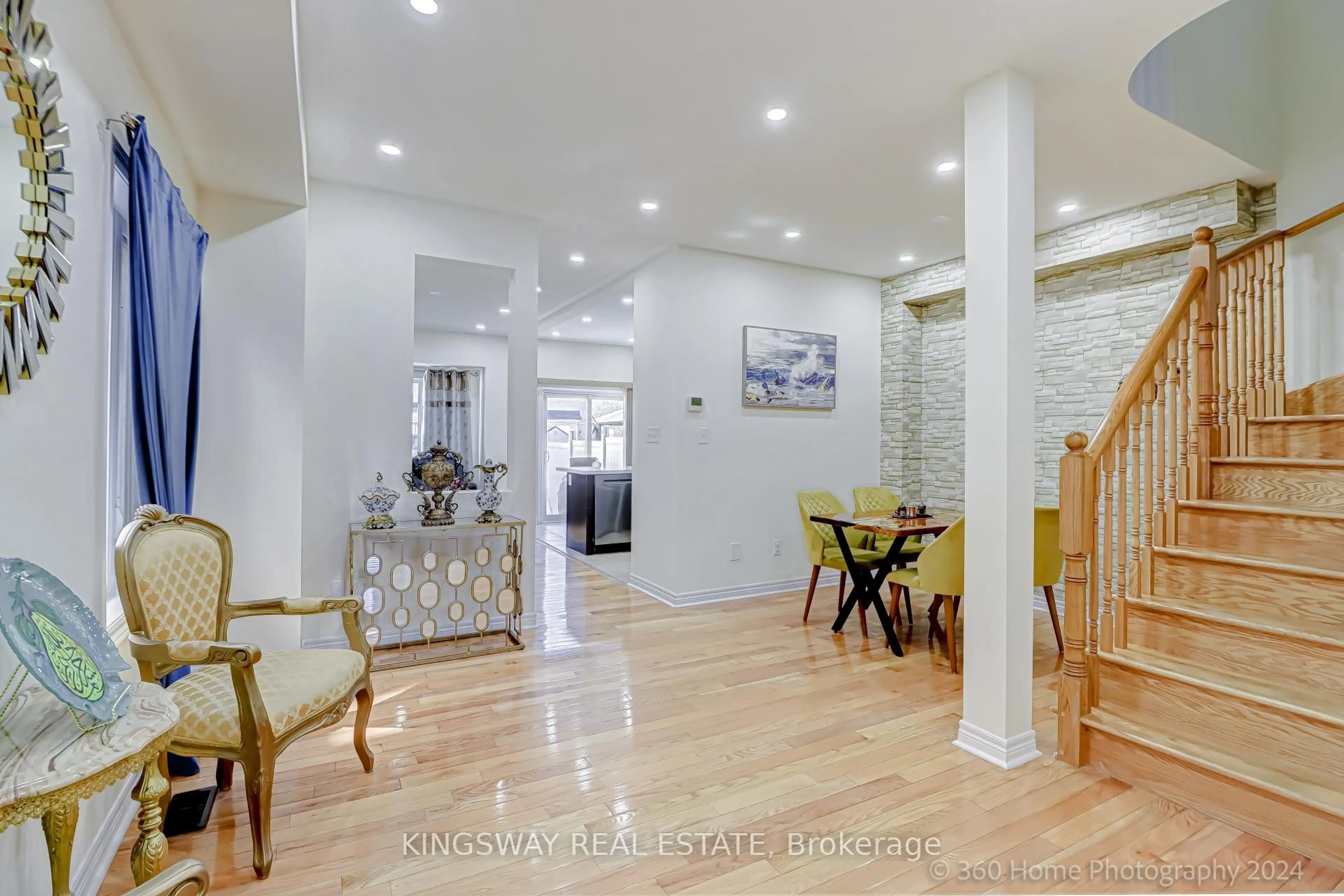 Indoor foyer for 485 Meadowridge Crt, Mississauga Ontario L5W 0E8