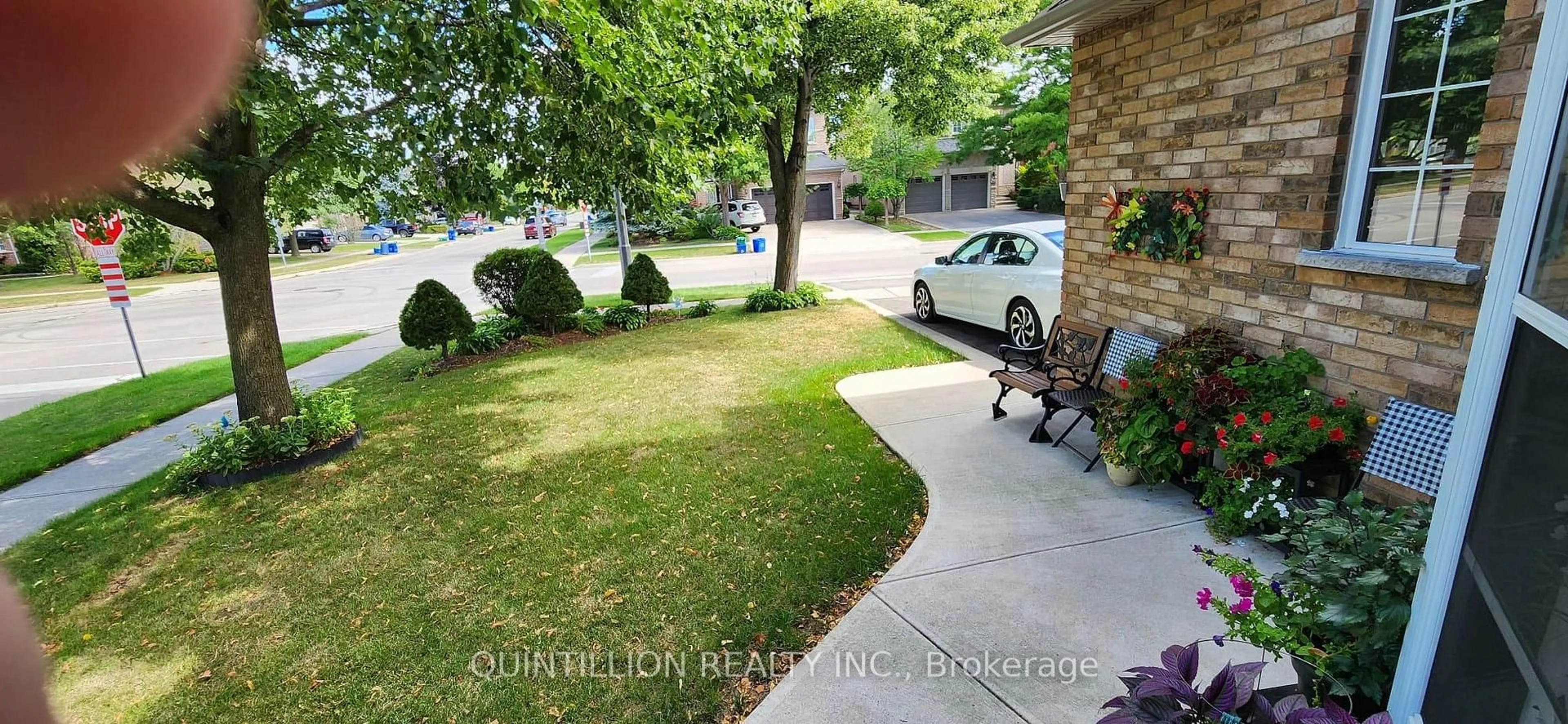 A pic from outside/outdoor area/front of a property/back of a property/a pic from drone, street for 2054 Bloomfield Dr, Oakville Ontario L6M 3W3