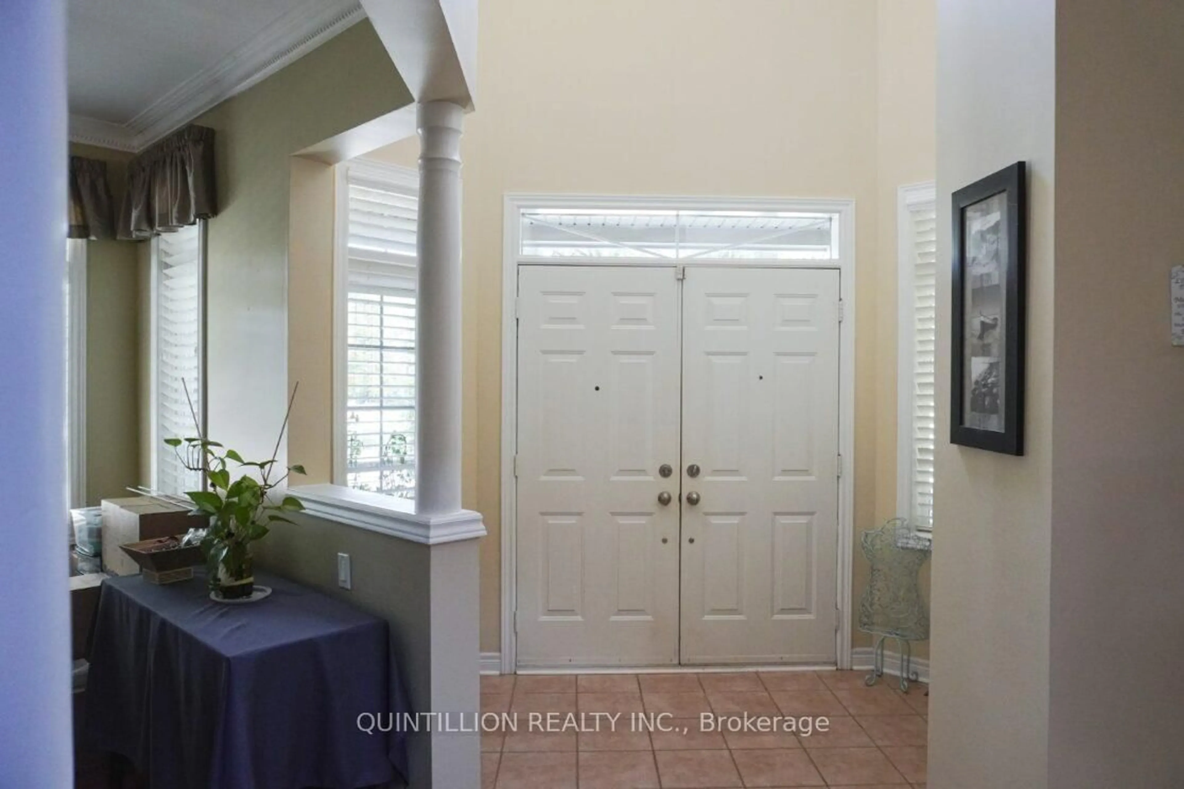 Indoor entryway for 2054 Bloomfield Dr, Oakville Ontario L6M 3W3