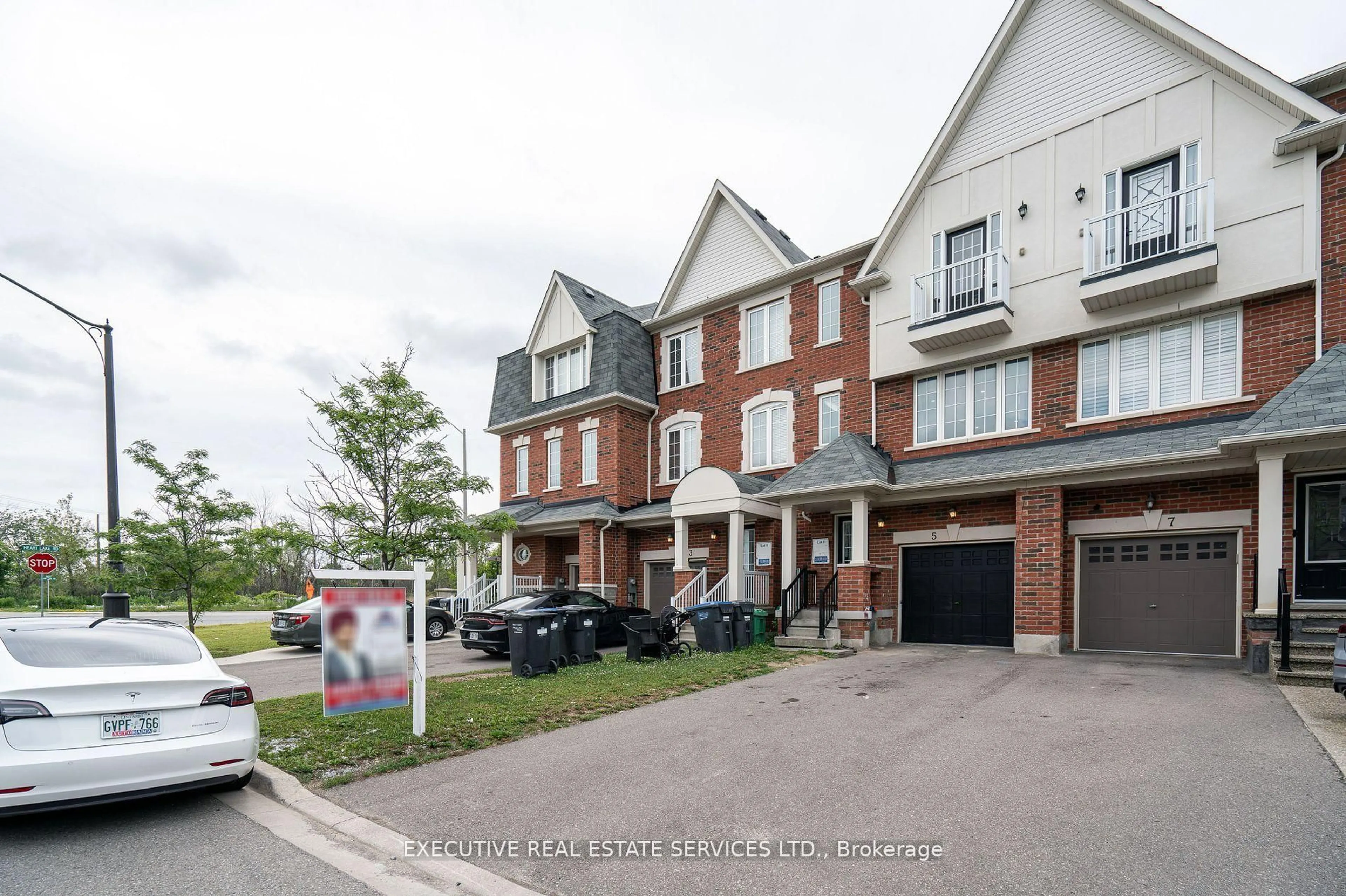 A pic from outside/outdoor area/front of a property/back of a property/a pic from drone, street for 5 Sprucewood Rd, Brampton Ontario L6Z 0J3