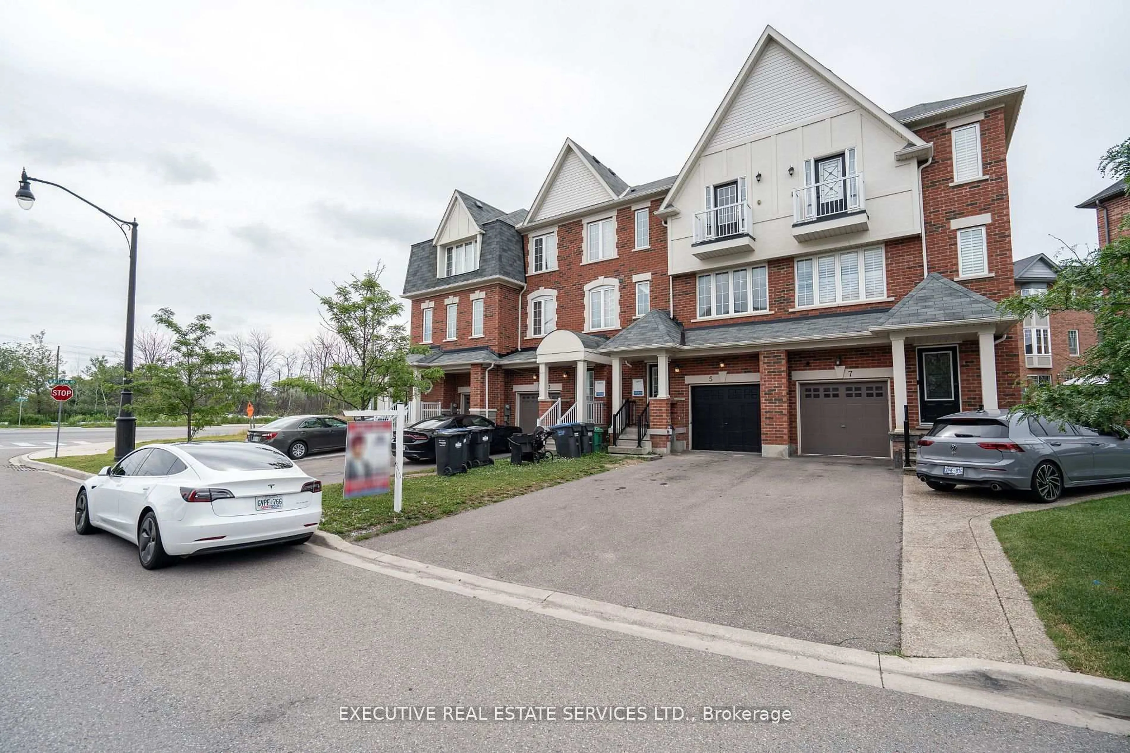 A pic from outside/outdoor area/front of a property/back of a property/a pic from drone, street for 5 Sprucewood Rd, Brampton Ontario L6Z 0J3