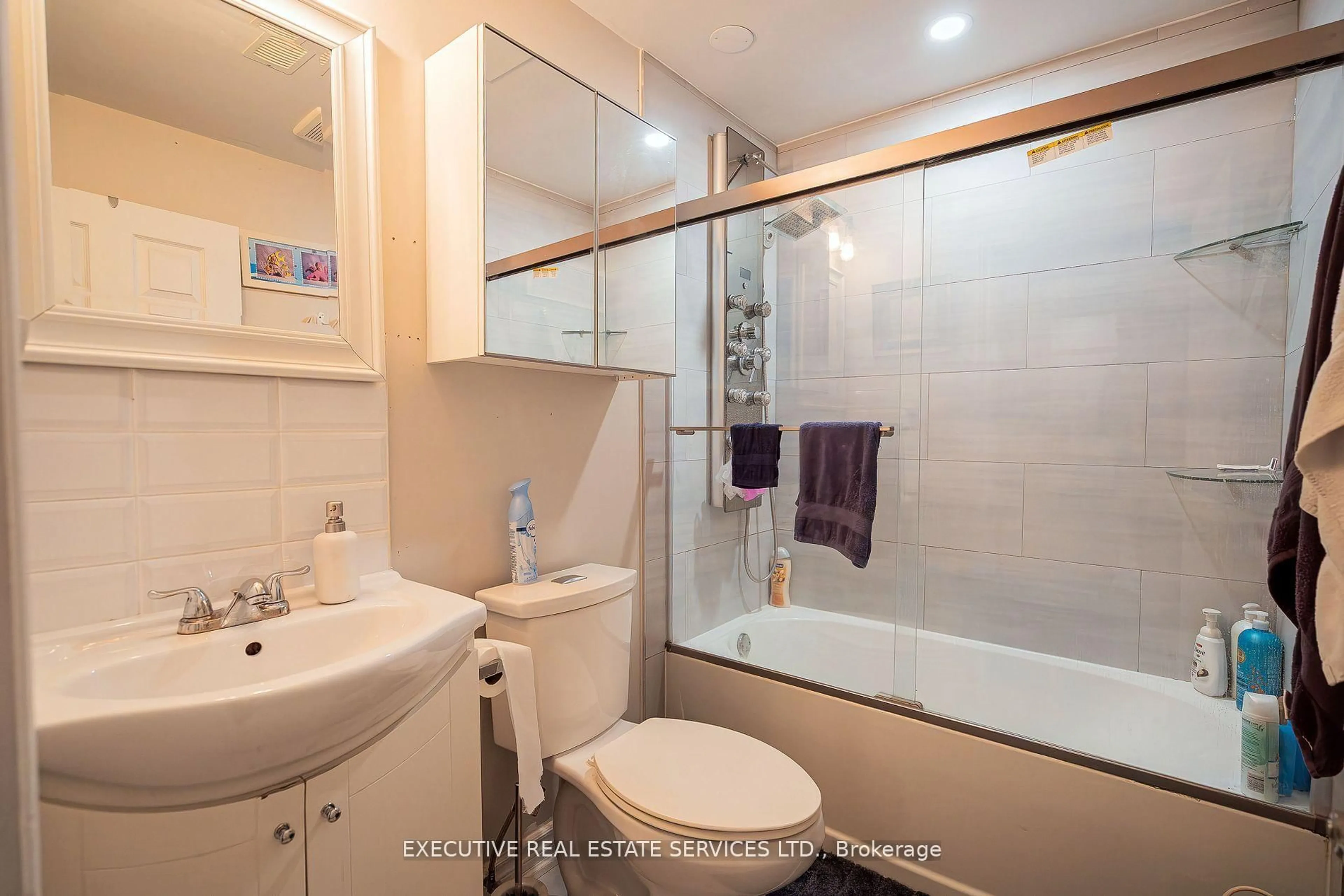 Standard bathroom, ceramic/tile floor for 4 Simmons Blvd, Brampton Ontario L6V 3V5