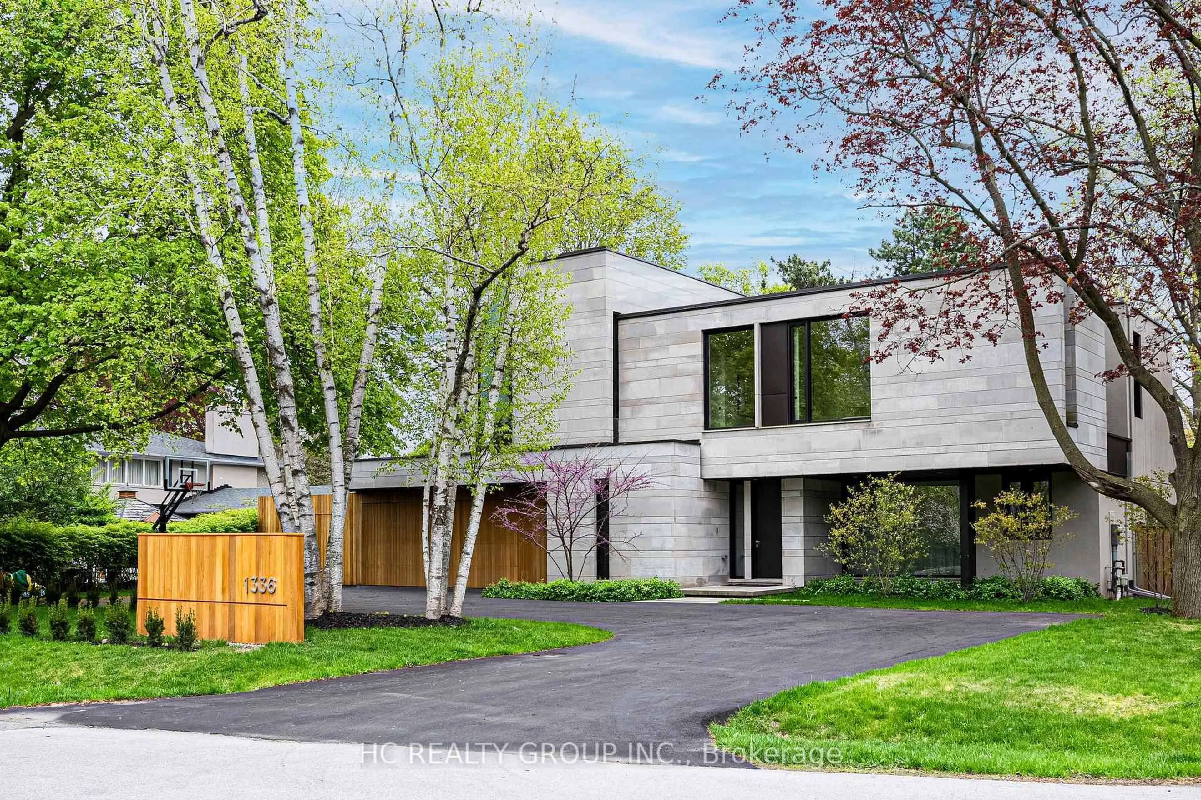 Home with brick exterior material, street for 1336 Hillhurst Rd, Oakville Ontario L6J 1X5