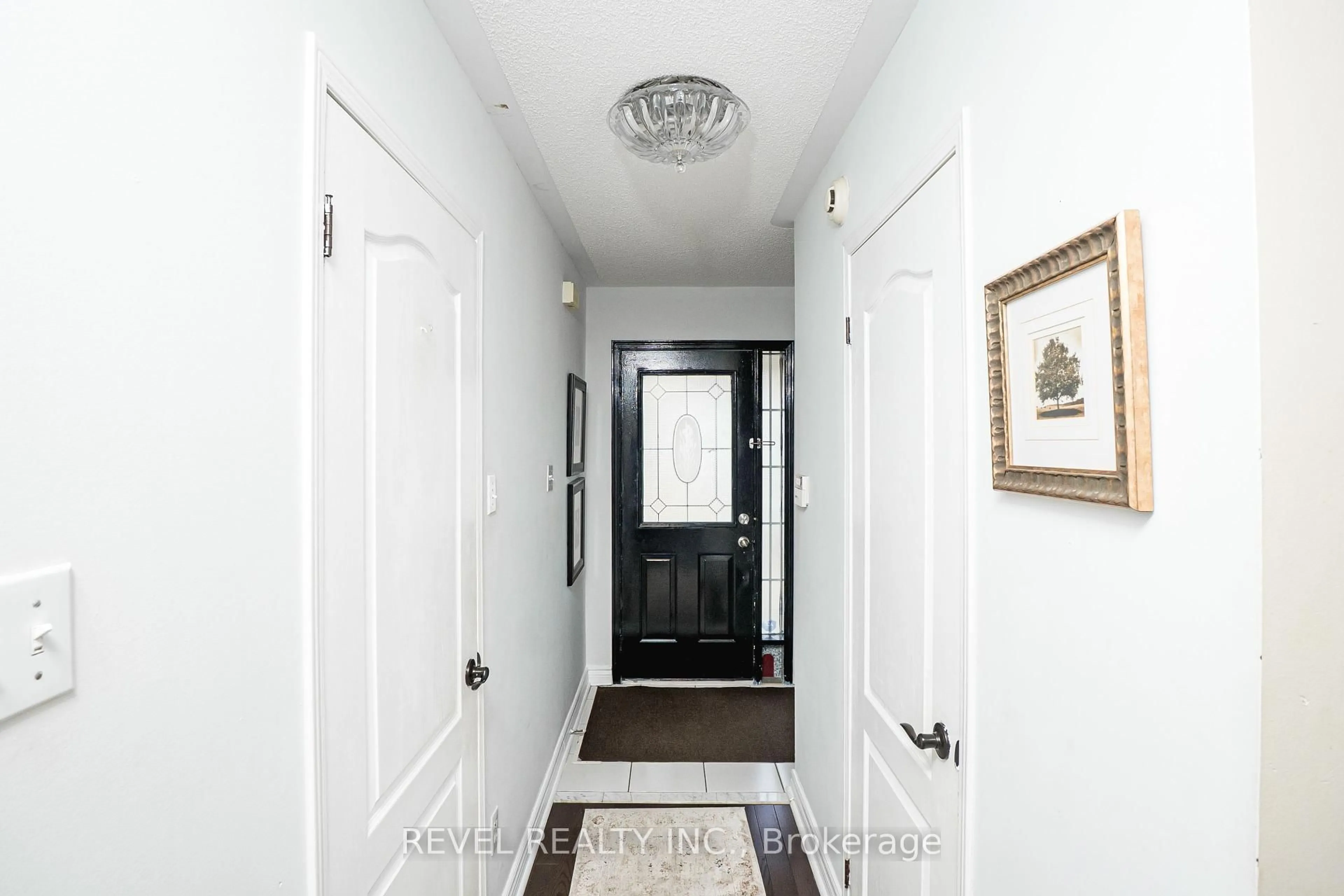 Indoor entryway for 97 Cordgrass Cres, Brampton Ontario L6R 1Z8