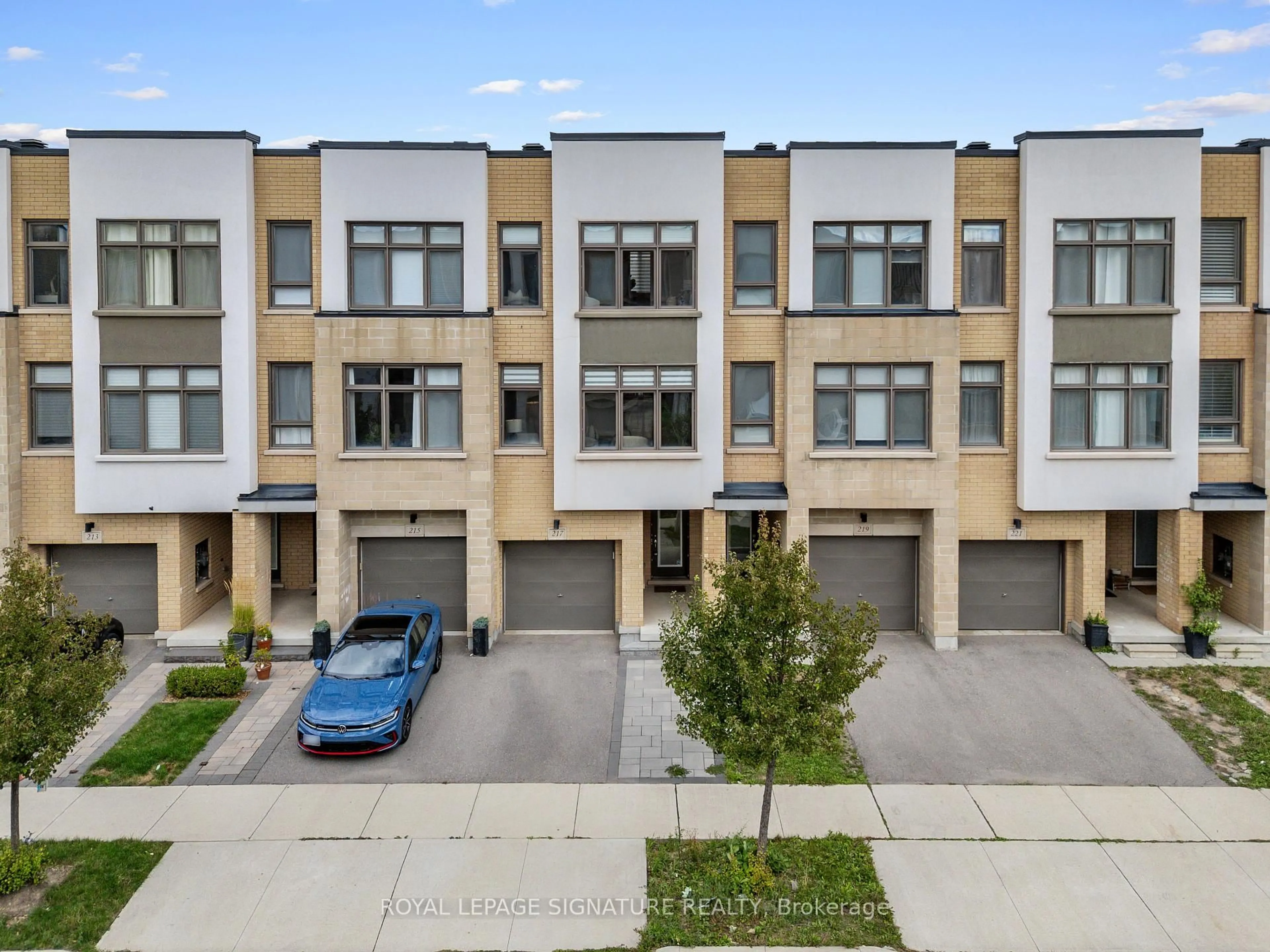 A pic from outside/outdoor area/front of a property/back of a property/a pic from drone, street for 217 Huguenot Rd, Oakville Ontario L6H 0L6