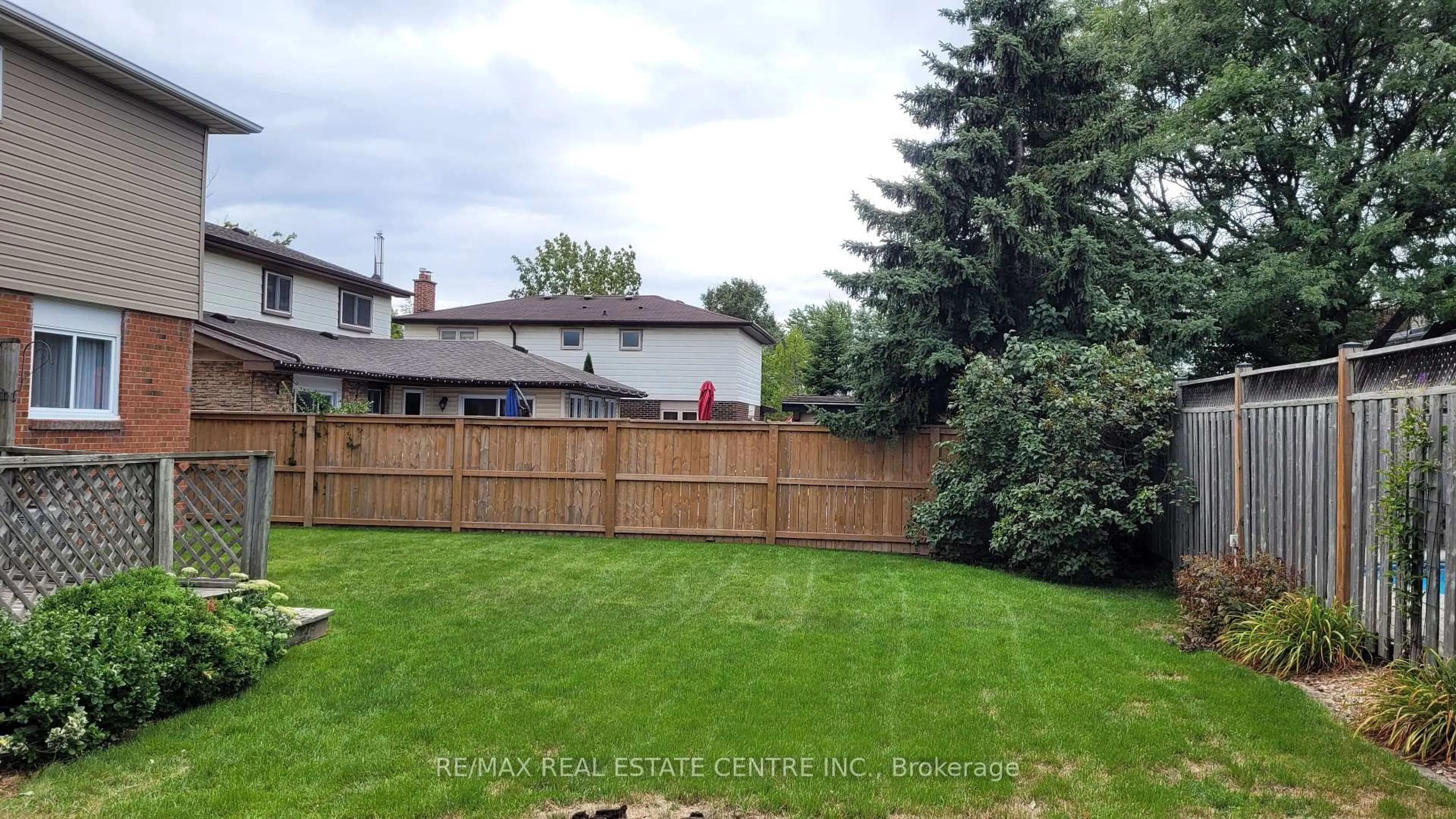 A pic from outside/outdoor area/front of a property/back of a property/a pic from drone, unknown for 917 Maple Ave, Milton Ontario L9T 3X6