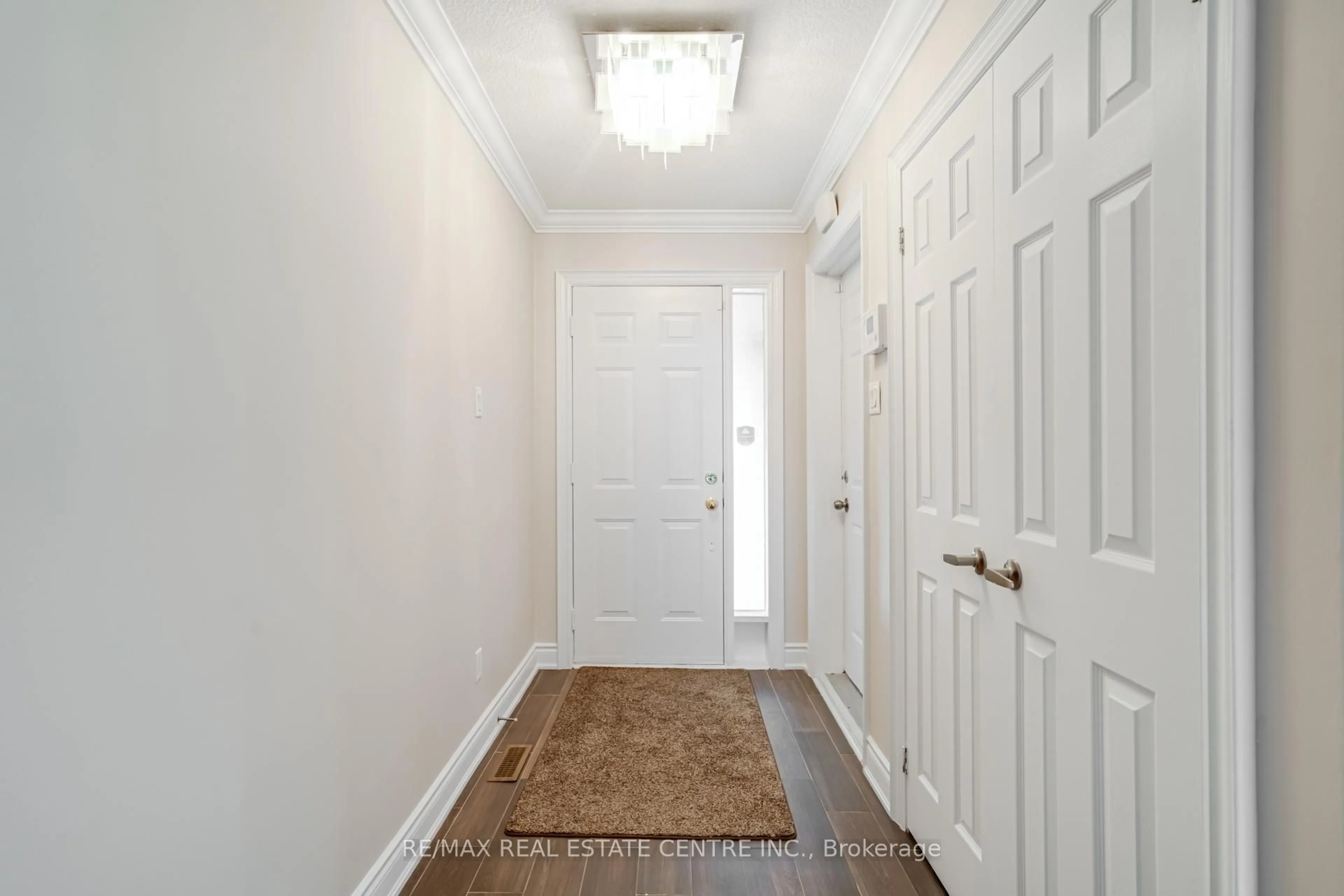 Indoor entryway for 18 Richwood Cres, Brampton Ontario L6X 4K9
