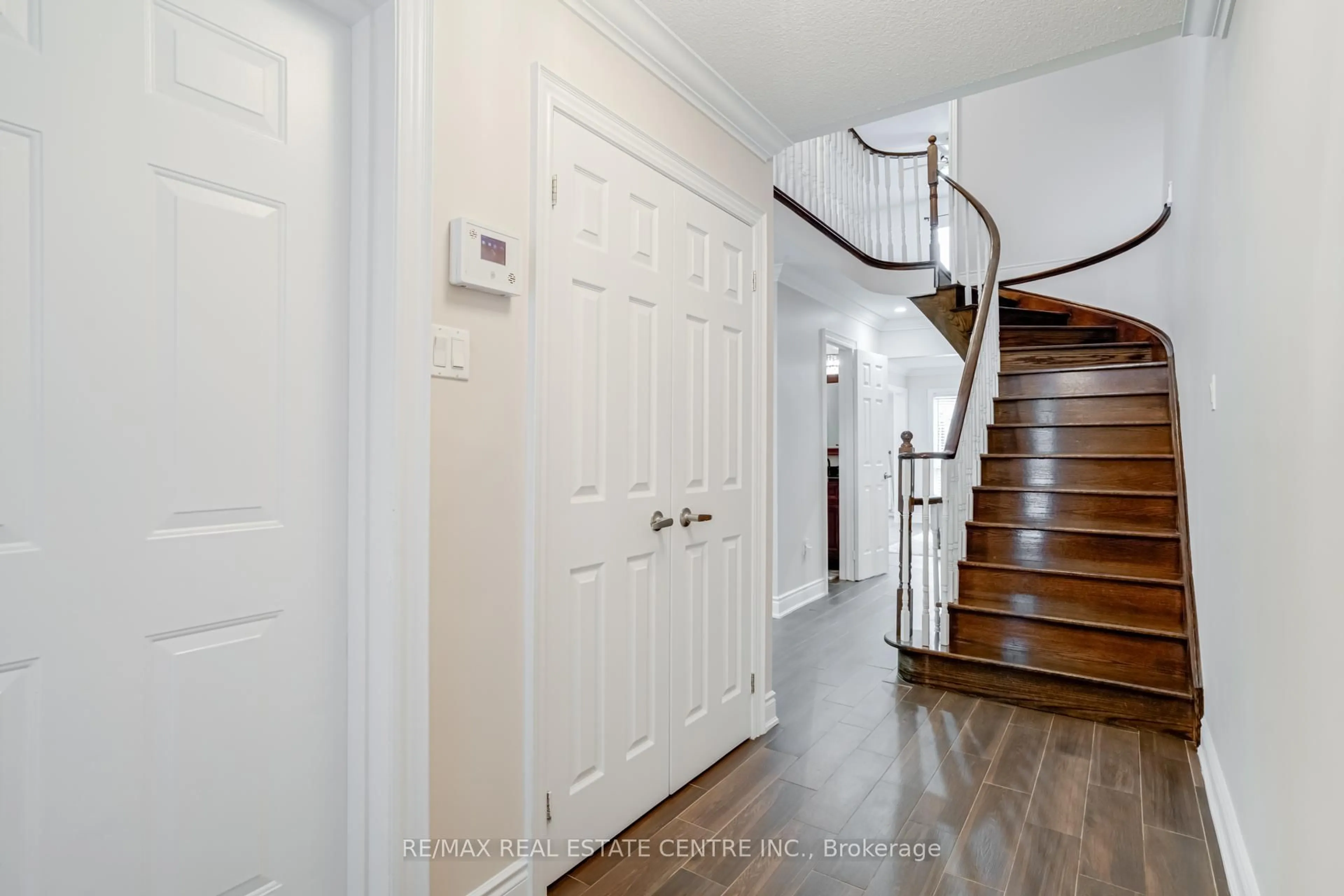 Indoor entryway for 18 Richwood Cres, Brampton Ontario L6X 4K9